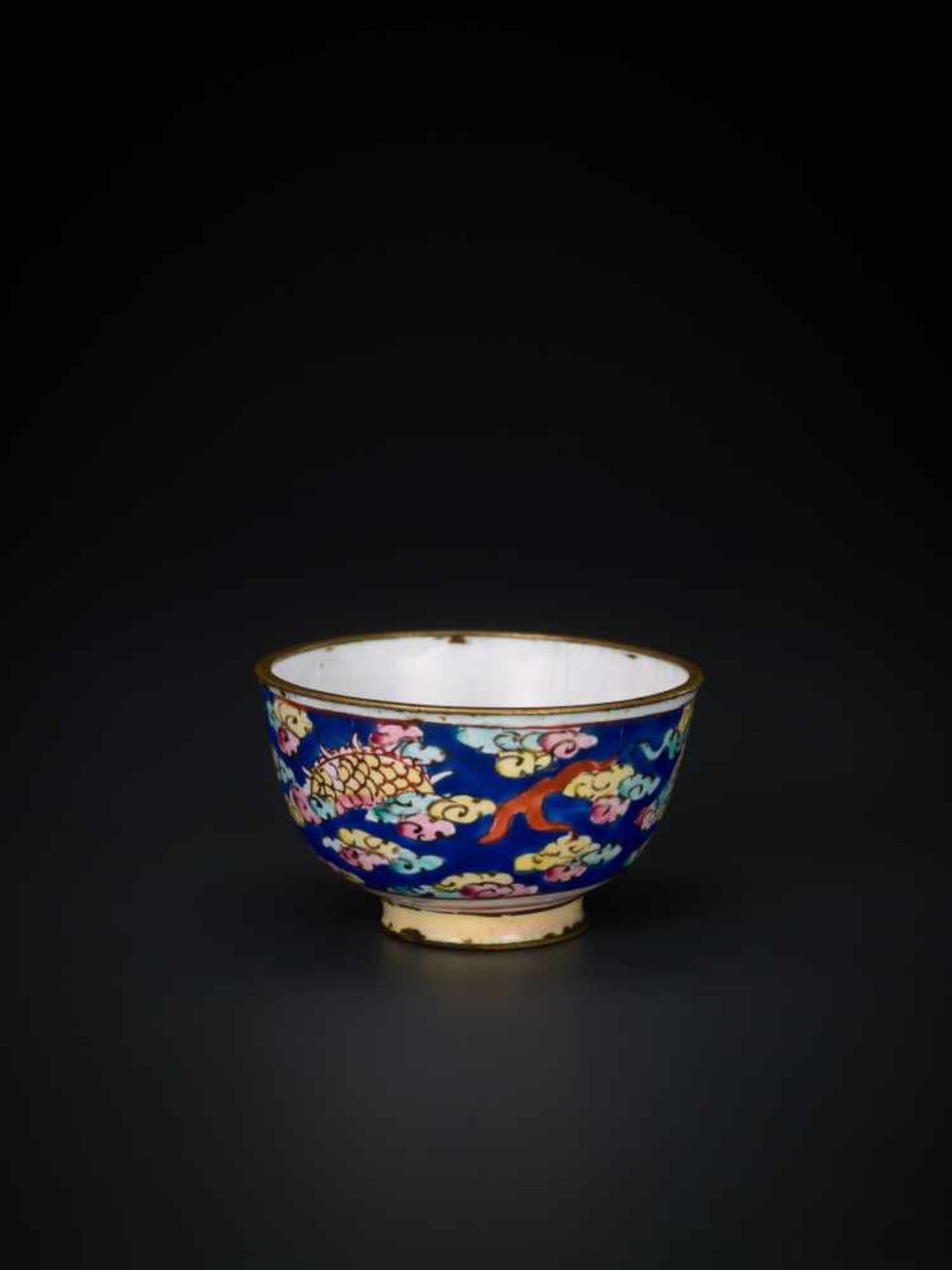 A QING DYNASTY CENTURY CANTON ENAMEL MINIATURE WINE CUP WITH DRAGON Enamel on bronze, multicolored - Image 3 of 6