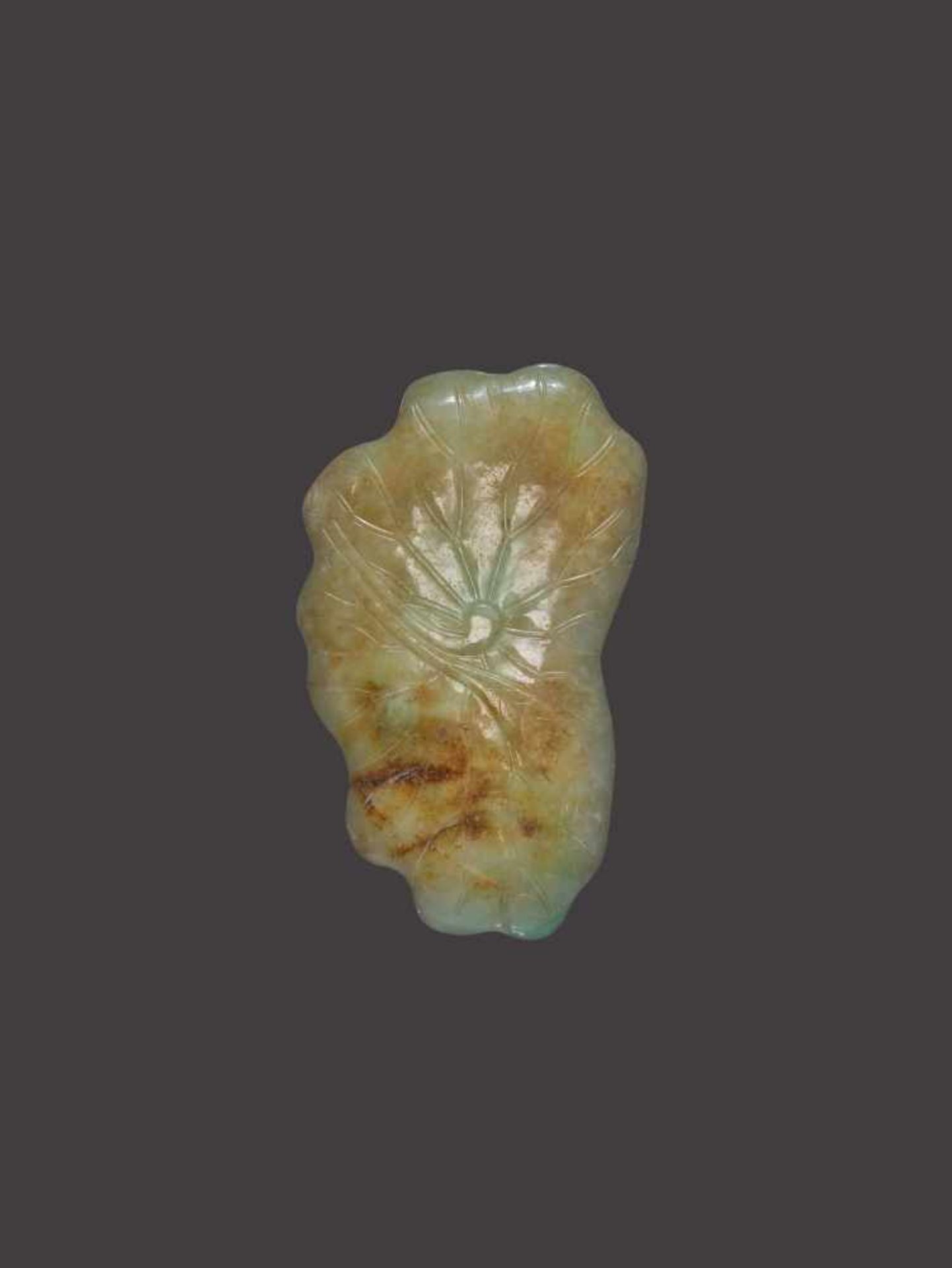 A GREEN AND RUSSET LOTUS-FORM JADEITE BRUSH WASHER WITH THREE-LEGGED TOAD, 1900s Jadeite in - Image 3 of 9