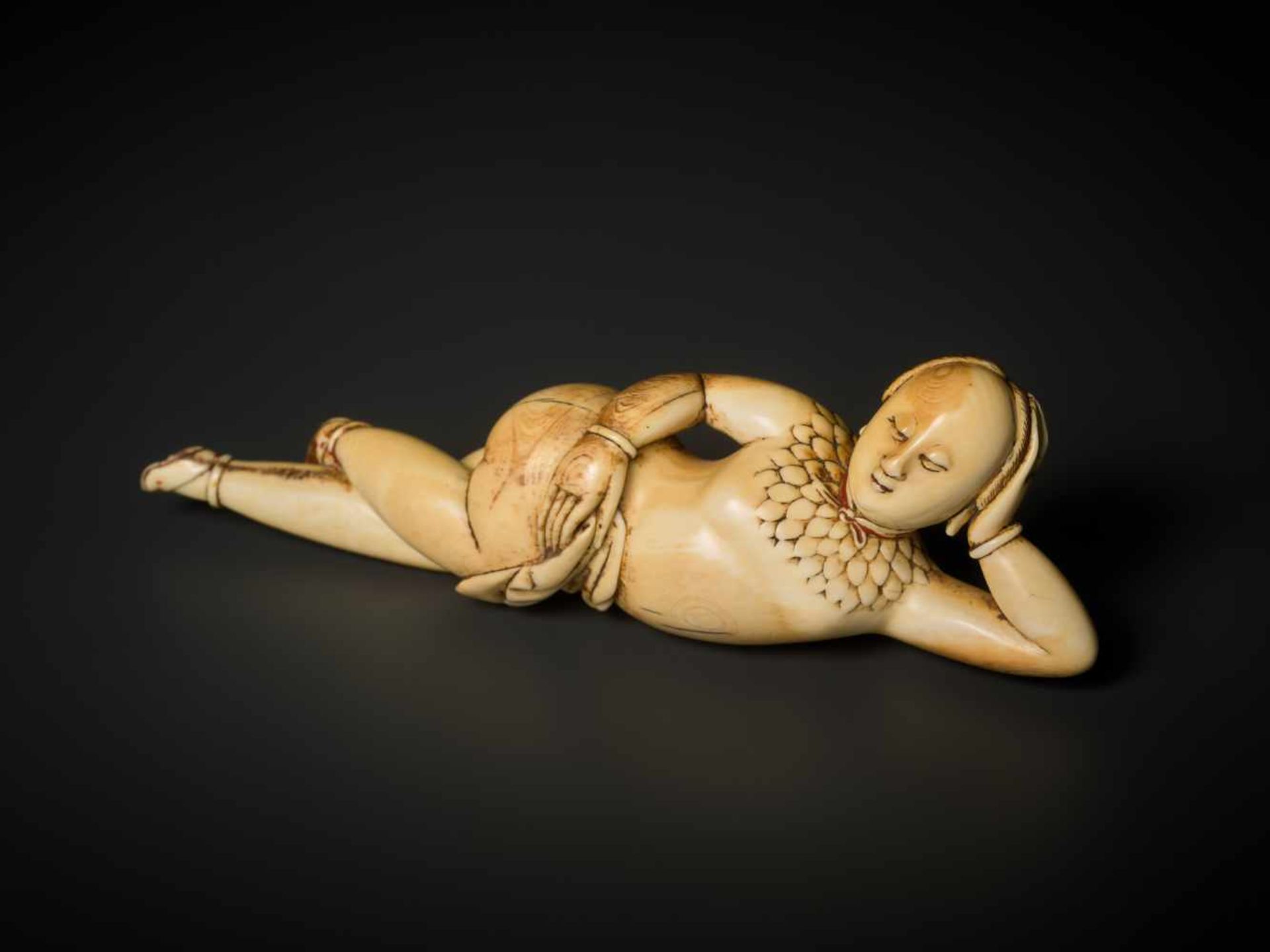 A CARVED 17th CENTURY IVORY FIGURE OF A RECLINING WOMAN Ivory, sparse remains of paintwork. Rosewood - Bild 6 aus 7