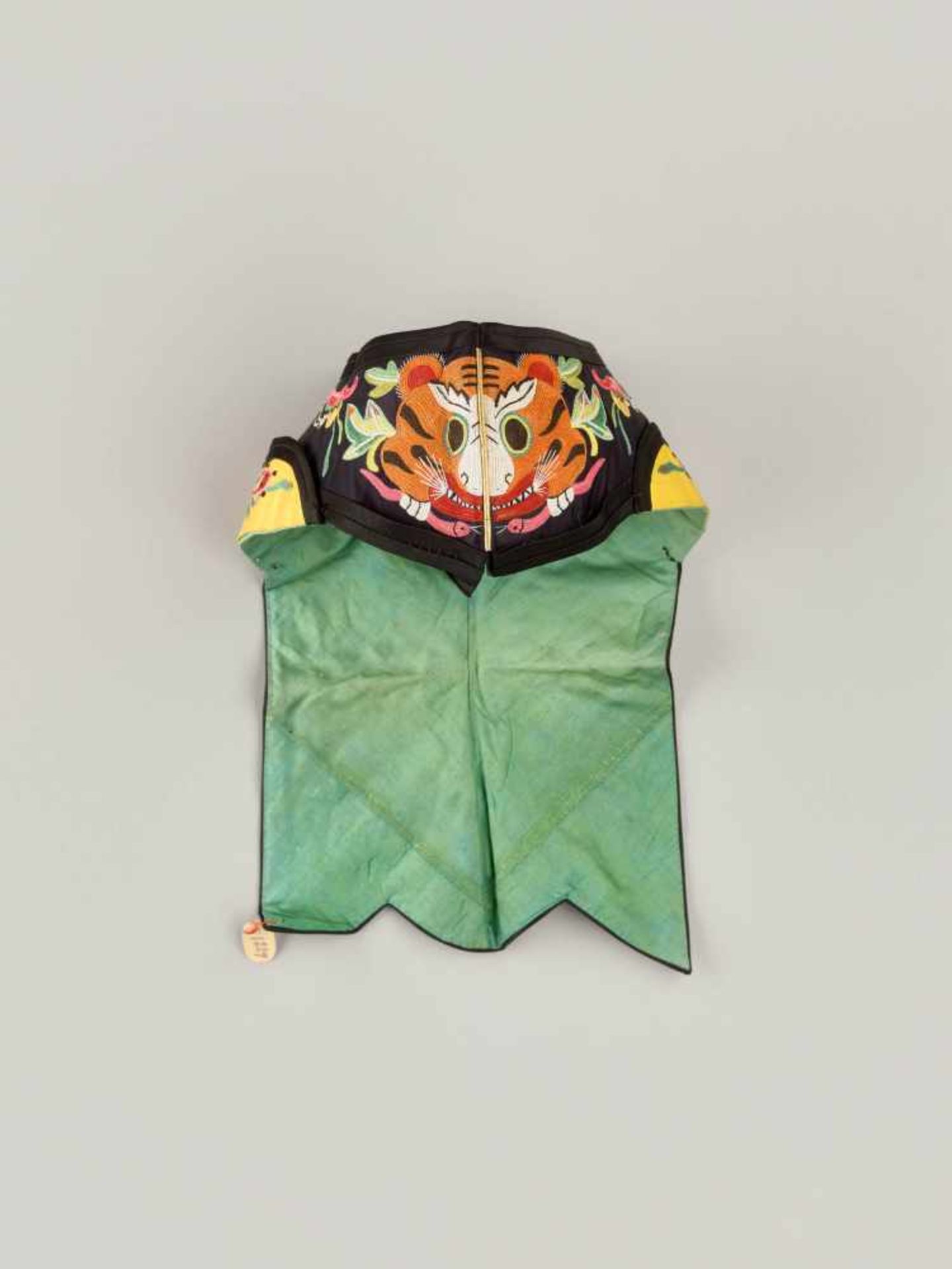 LOT WITH TWO PEKING KNOT EMBROIDERED COLLARS, 1900s Silk with multi-colored silk threads, plain - Image 8 of 9
