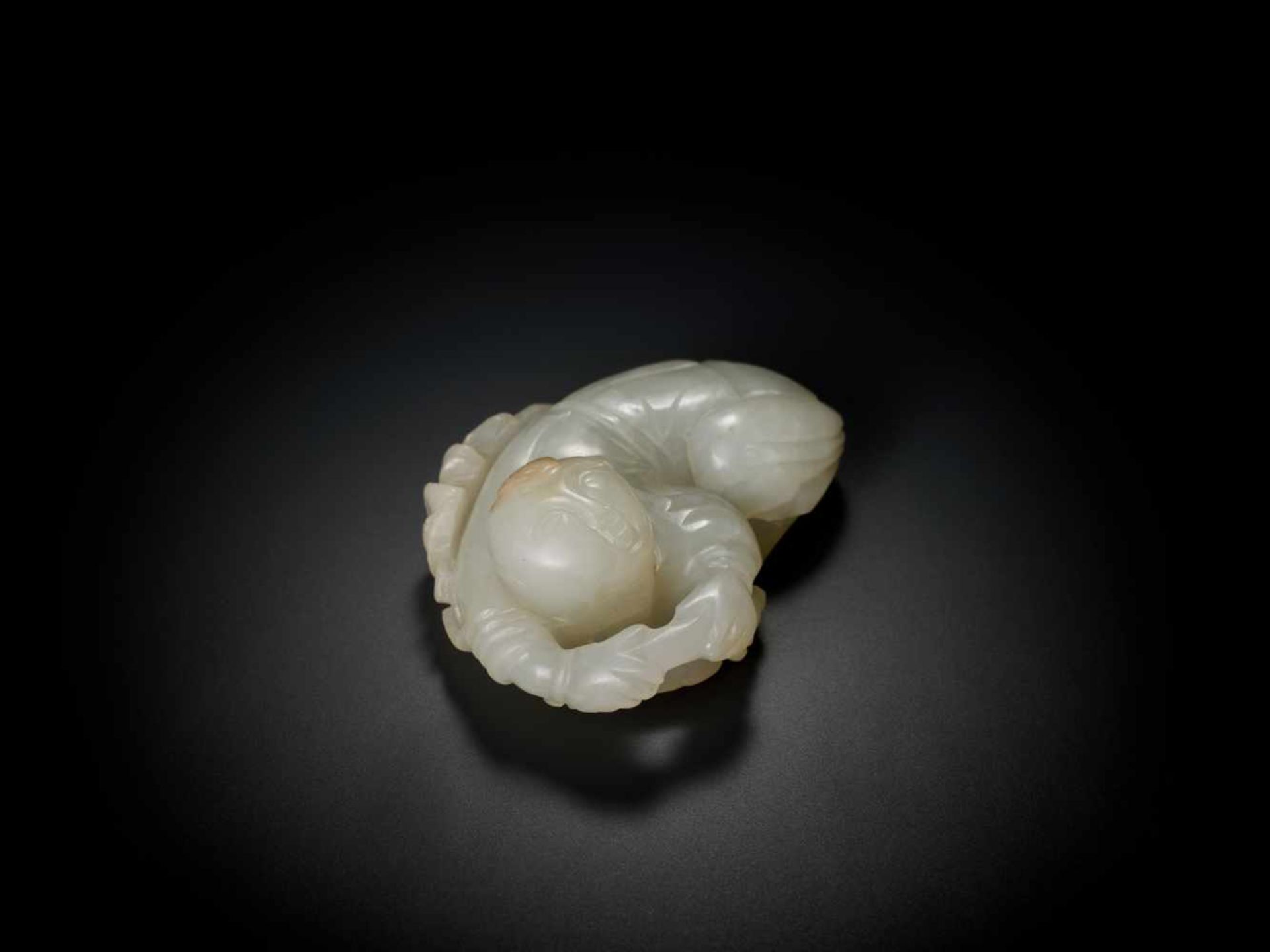 A WHITE JADE QING DYNASTY ‘BOY AND LOTUS’ PENDANT White jade of translucent quality with natural - Image 5 of 6