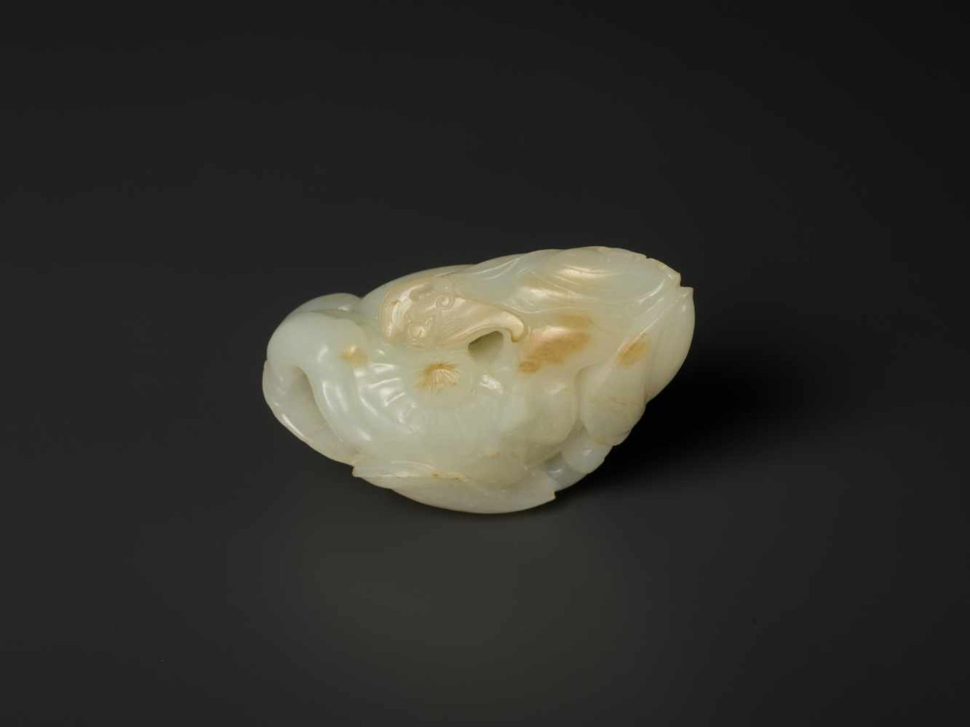 A QING DYNASTY WHITE AND RUSSET JADE ‘BAT AND LOTUS’ GROUP White jade with sparse russet inclusions, - Bild 2 aus 7