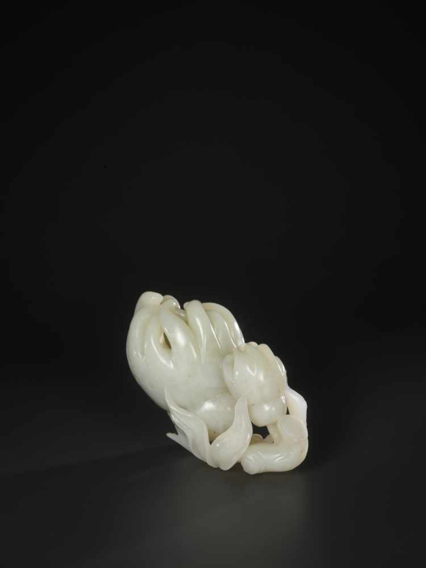 A SUPERBLY CARVED WHITE JADE GROUP OF FINGER CITRONS, QING DYNASTY, 18TH CENTURY White jade of - Bild 5 aus 10