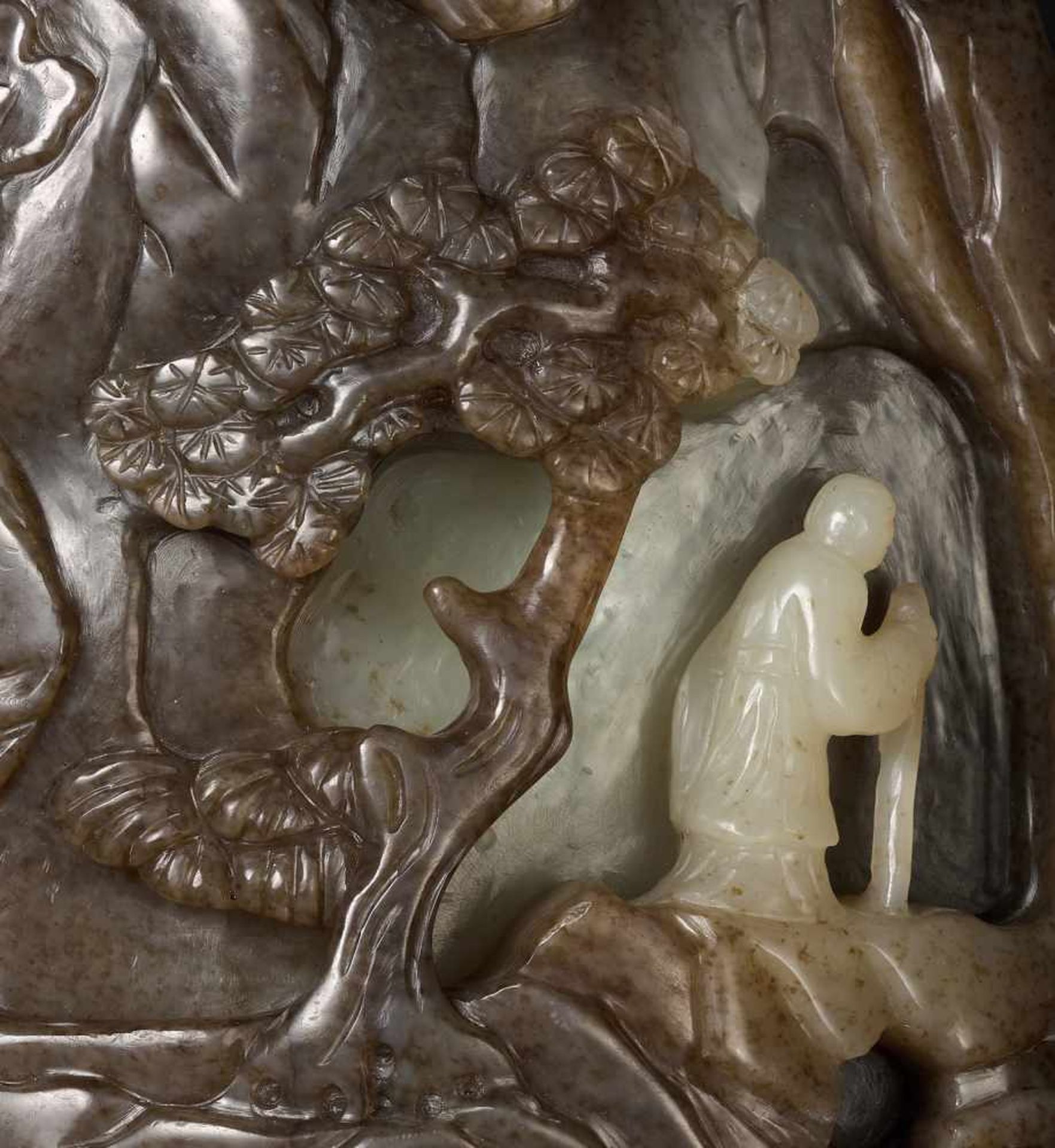 A LARGE BROWN, CELADON AND WHITE JADE MOUNTAIN BOULDER, QING DYNASTY Celadon and brown jade with - Image 3 of 8