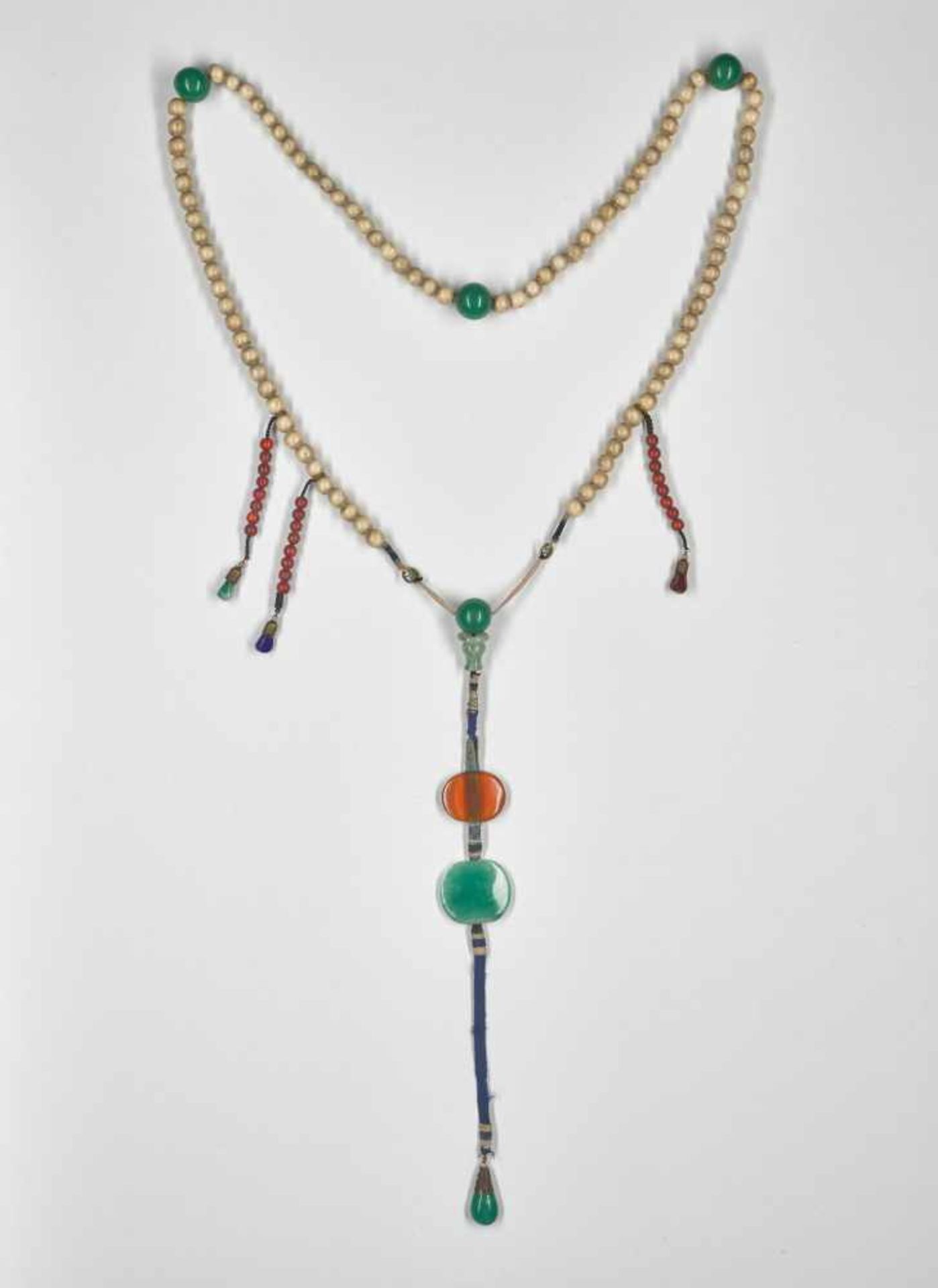 A GLASS AND ANTLER BEAD COURT NECKLACE, QING DYNASTY Beads of carved and partially stained antler