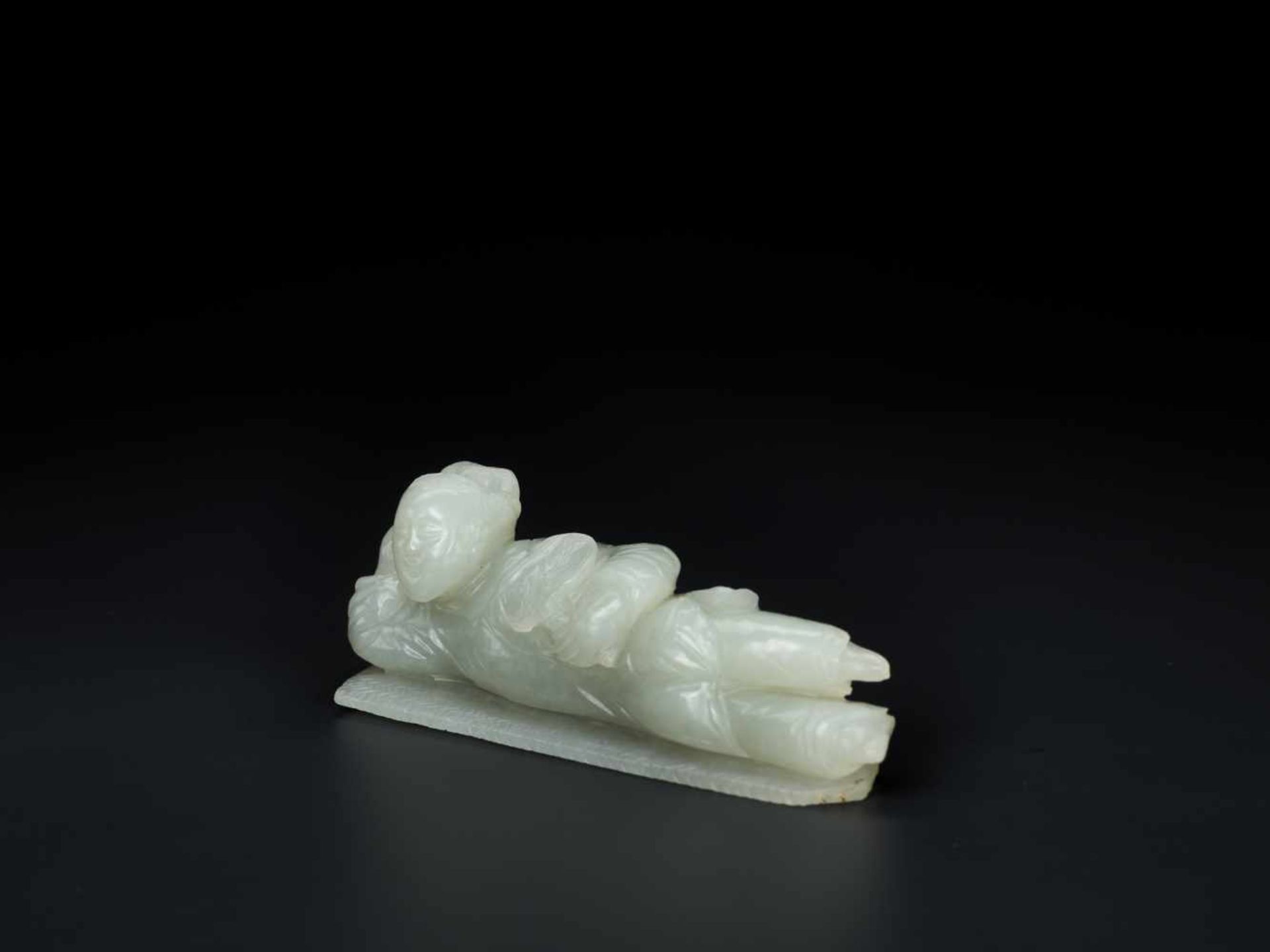 AN 18TH CENTURY CELADON JADE CARVING OF A RECLINING LADY Celadon Jade of an even color with very few - Bild 5 aus 7