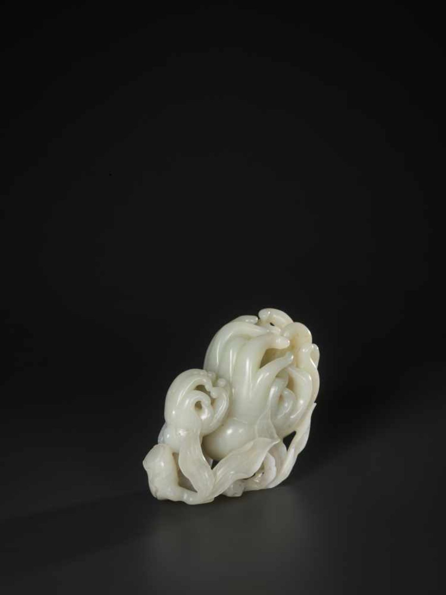 A SUPERBLY CARVED WHITE JADE GROUP OF FINGER CITRONS, QING DYNASTY, 18TH CENTURY White jade of - Bild 4 aus 10