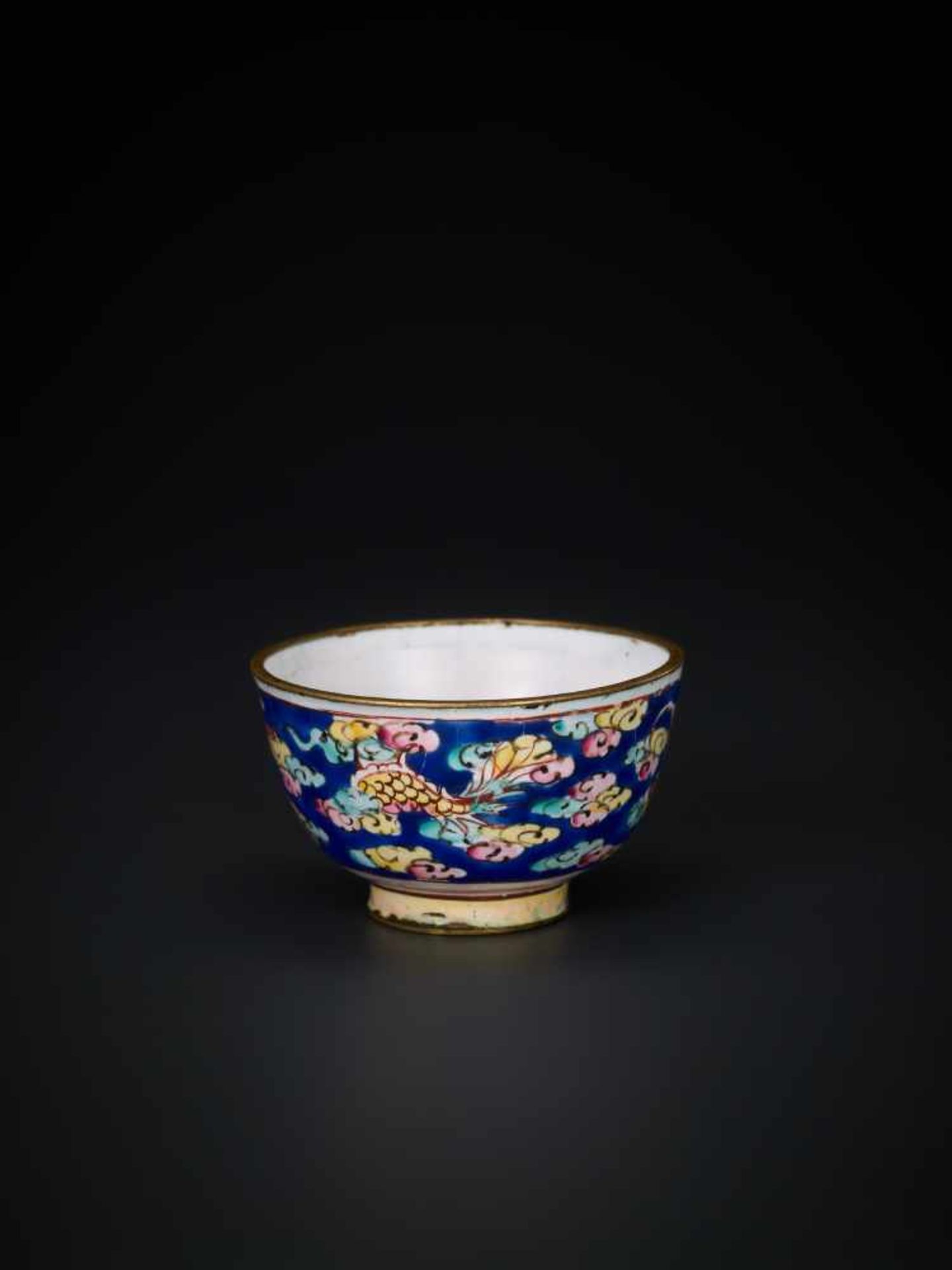 A QING DYNASTY CENTURY CANTON ENAMEL MINIATURE WINE CUP WITH DRAGON Enamel on bronze, multicolored - Image 4 of 6