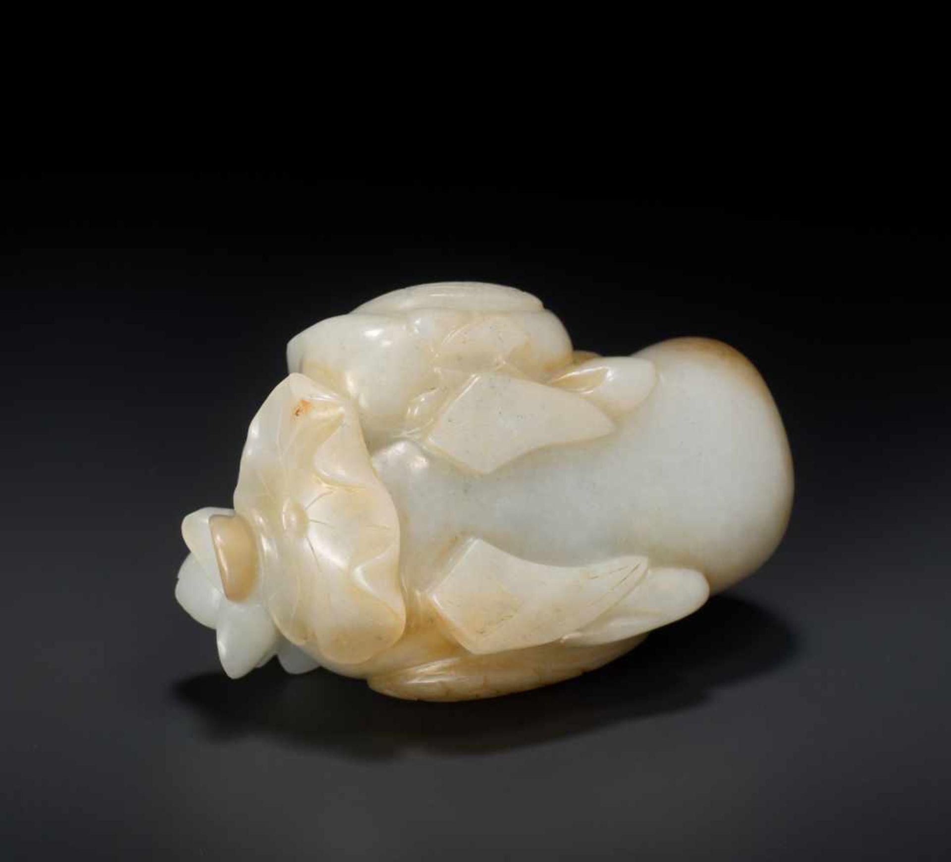 A QING DYNASTY CELADON AND RUSSET JADE ‘MANDARIN DUCKS AND LOTUS’ GROUP Light celadon color jade - Image 6 of 7