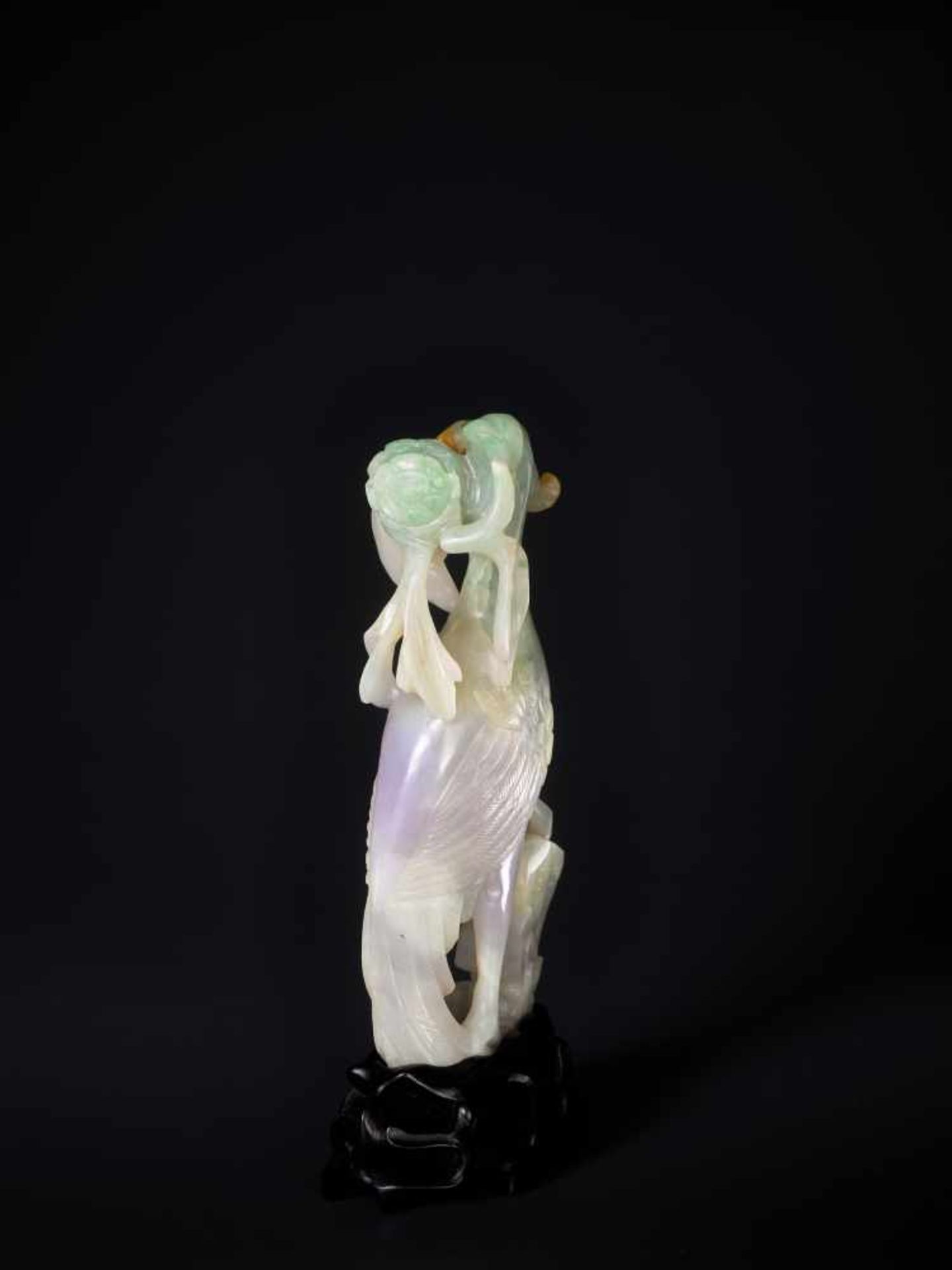 A JADEITE SCULPTURE OF A PHEONIX WITH PEONY, 1900s Jadeite in white, lilac, russet, and green hues - Bild 3 aus 6