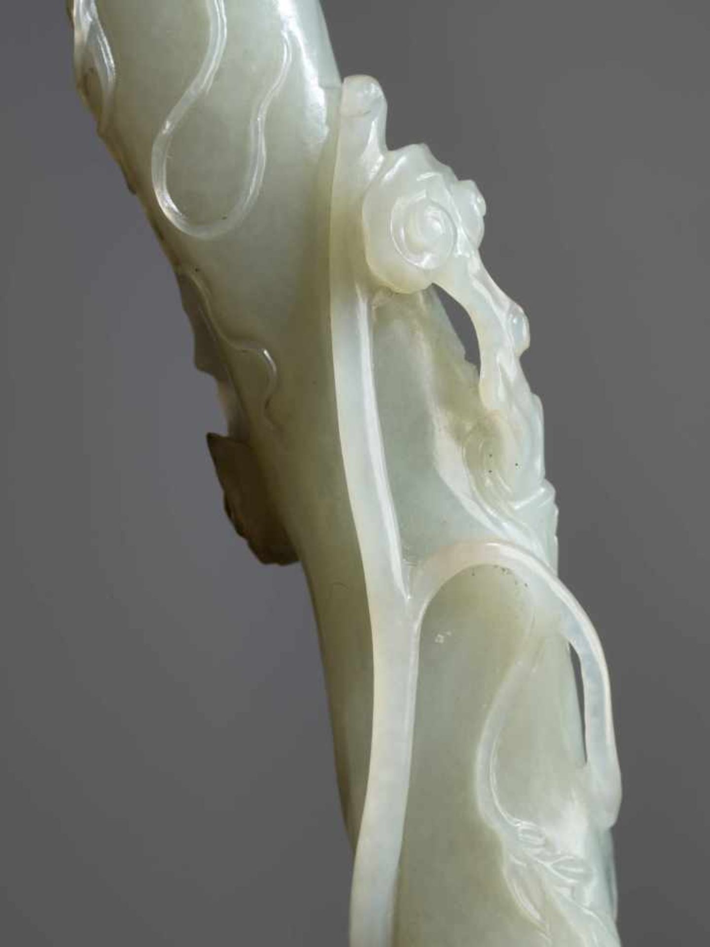 A KANGXI PERIOD CELADON AND RUSSET JADE RUYI SCEPTER Celadon jade of even color with russet - Image 8 of 9