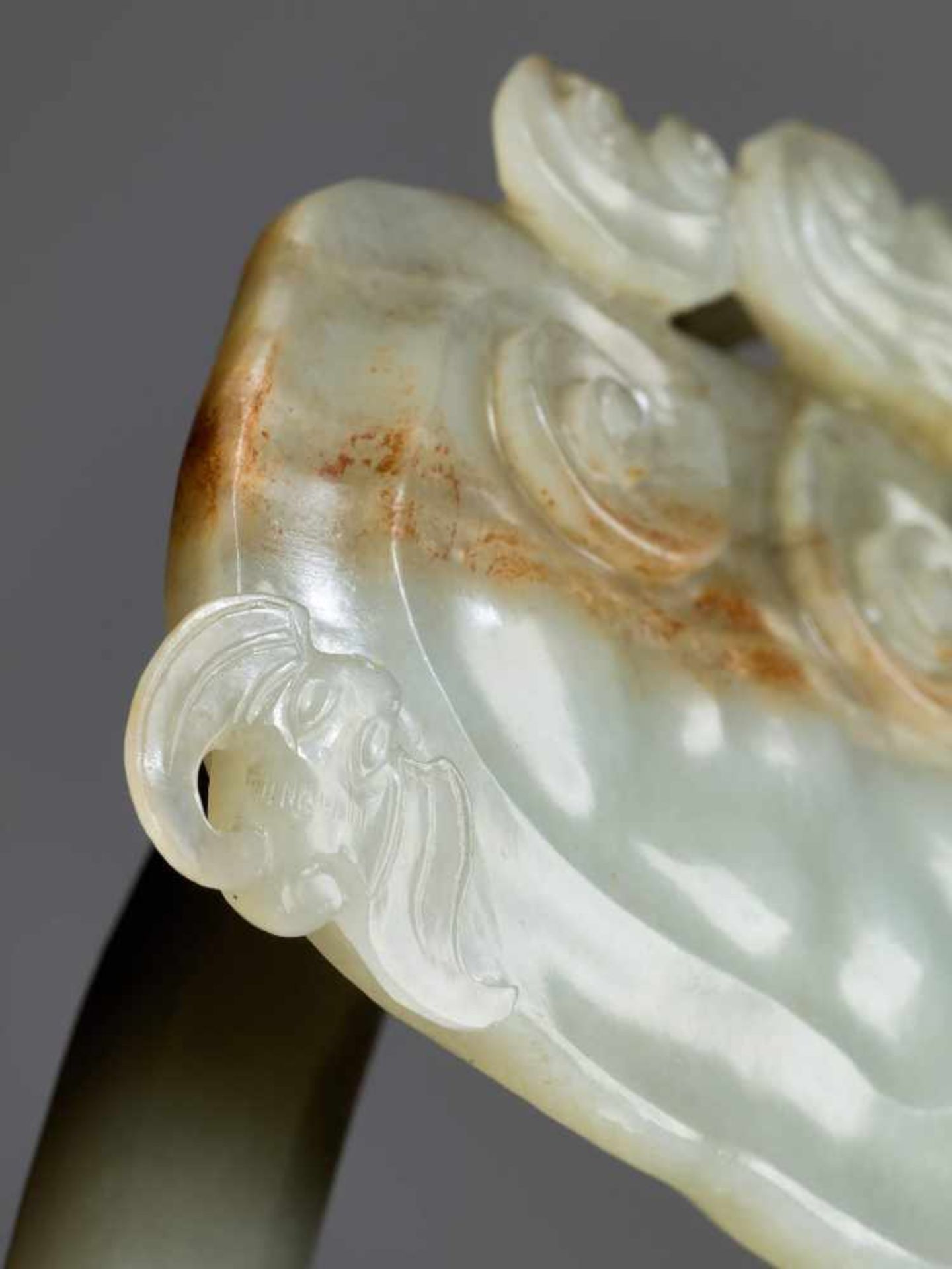 A KANGXI PERIOD CELADON AND RUSSET JADE RUYI SCEPTER Celadon jade of even color with russet - Image 6 of 9