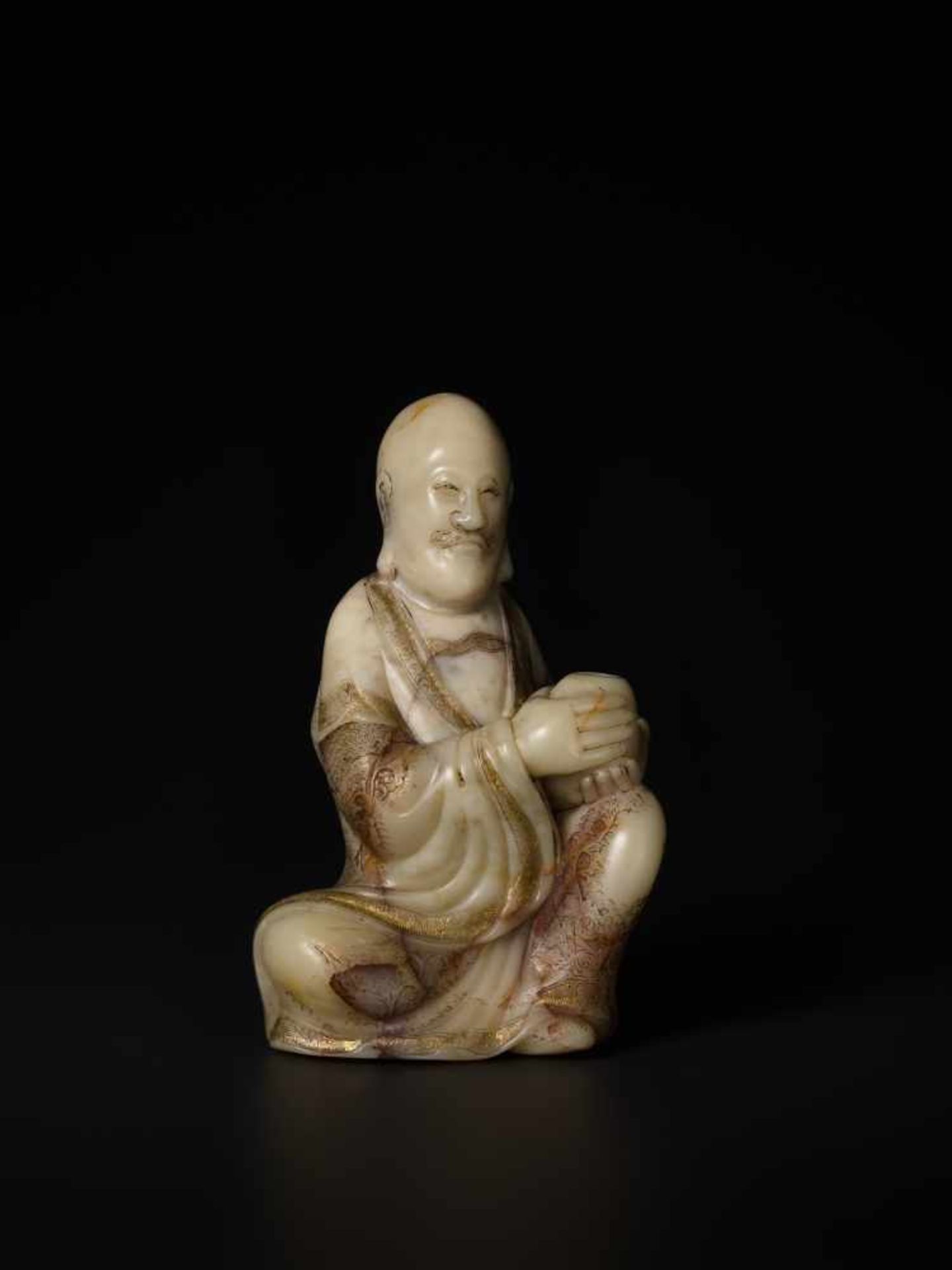 A FINE 17th / 18th CENTURY SOAPSTONE FIGURE OF A LUOHAN Soapstone of a creamy-beige color with - Bild 3 aus 7