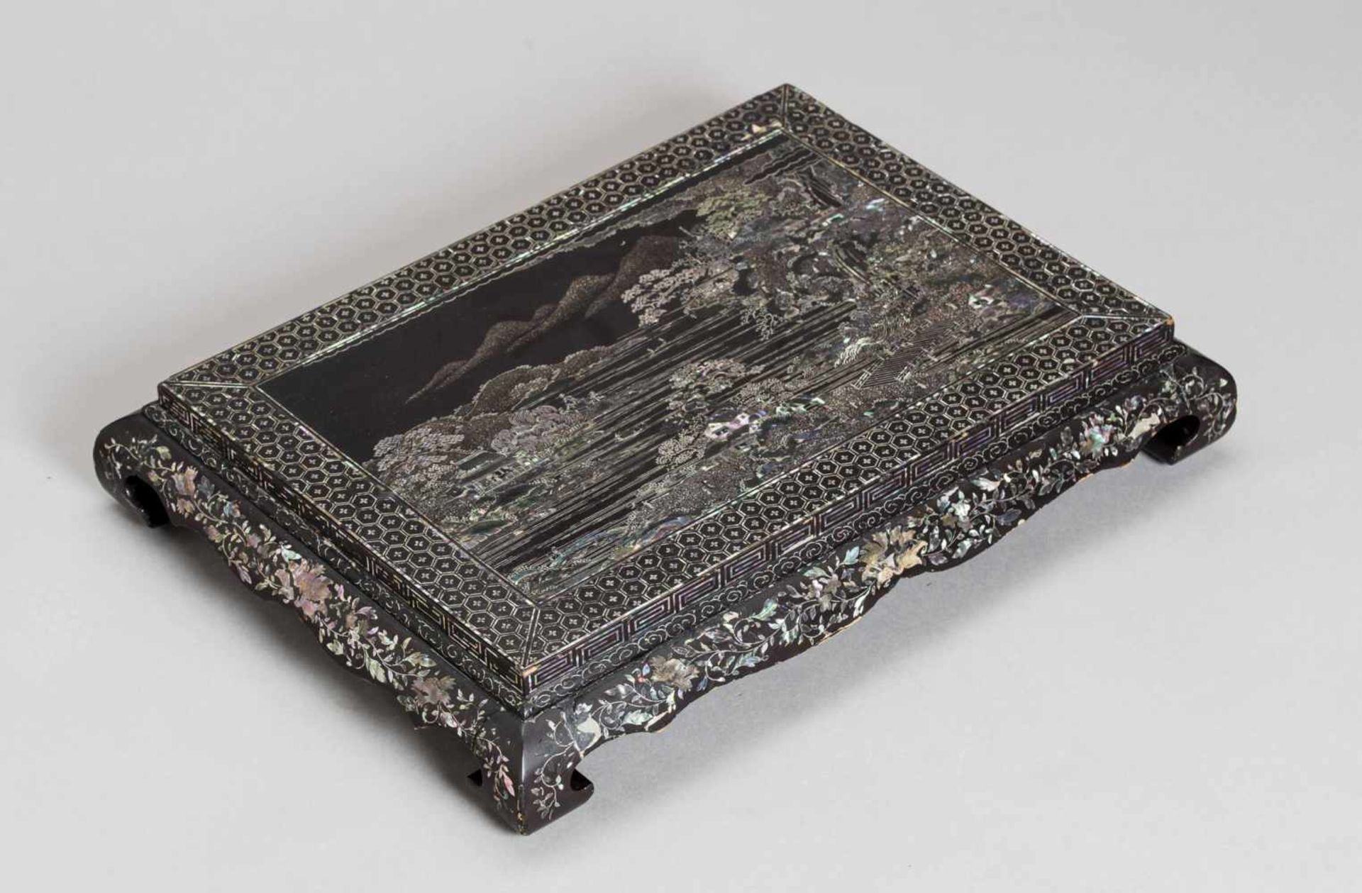 A MOTHER-OF-PEARL AND LACQUER INCENSE STAND, KANGXI Wood with black lacquer coating and inlaid - Image 5 of 7