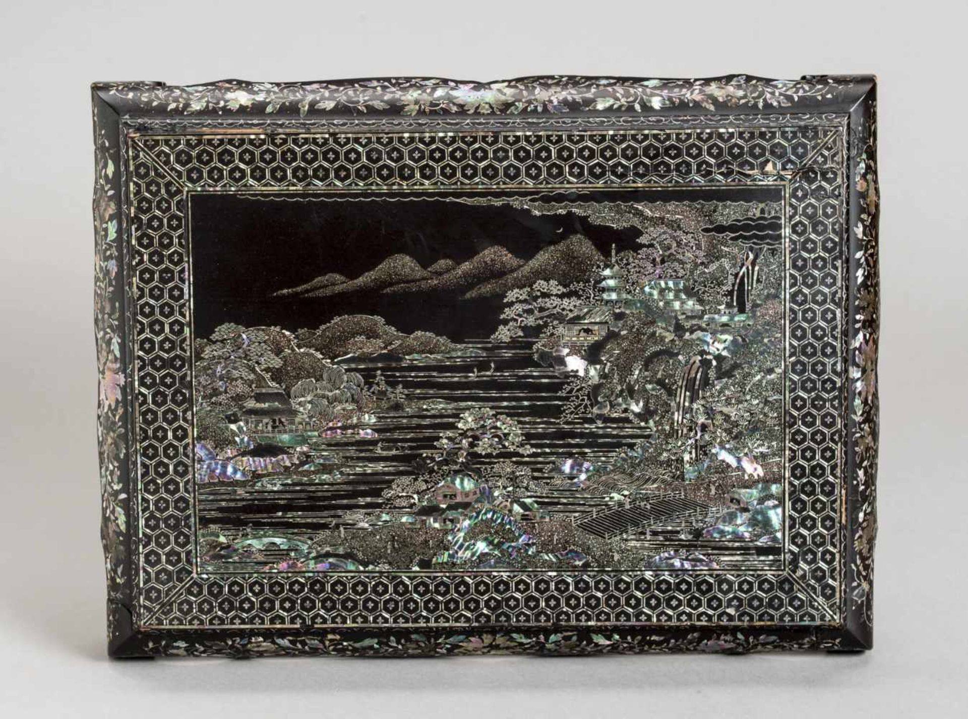 A MOTHER-OF-PEARL AND LACQUER INCENSE STAND, KANGXI Wood with black lacquer coating and inlaid - Bild 2 aus 7