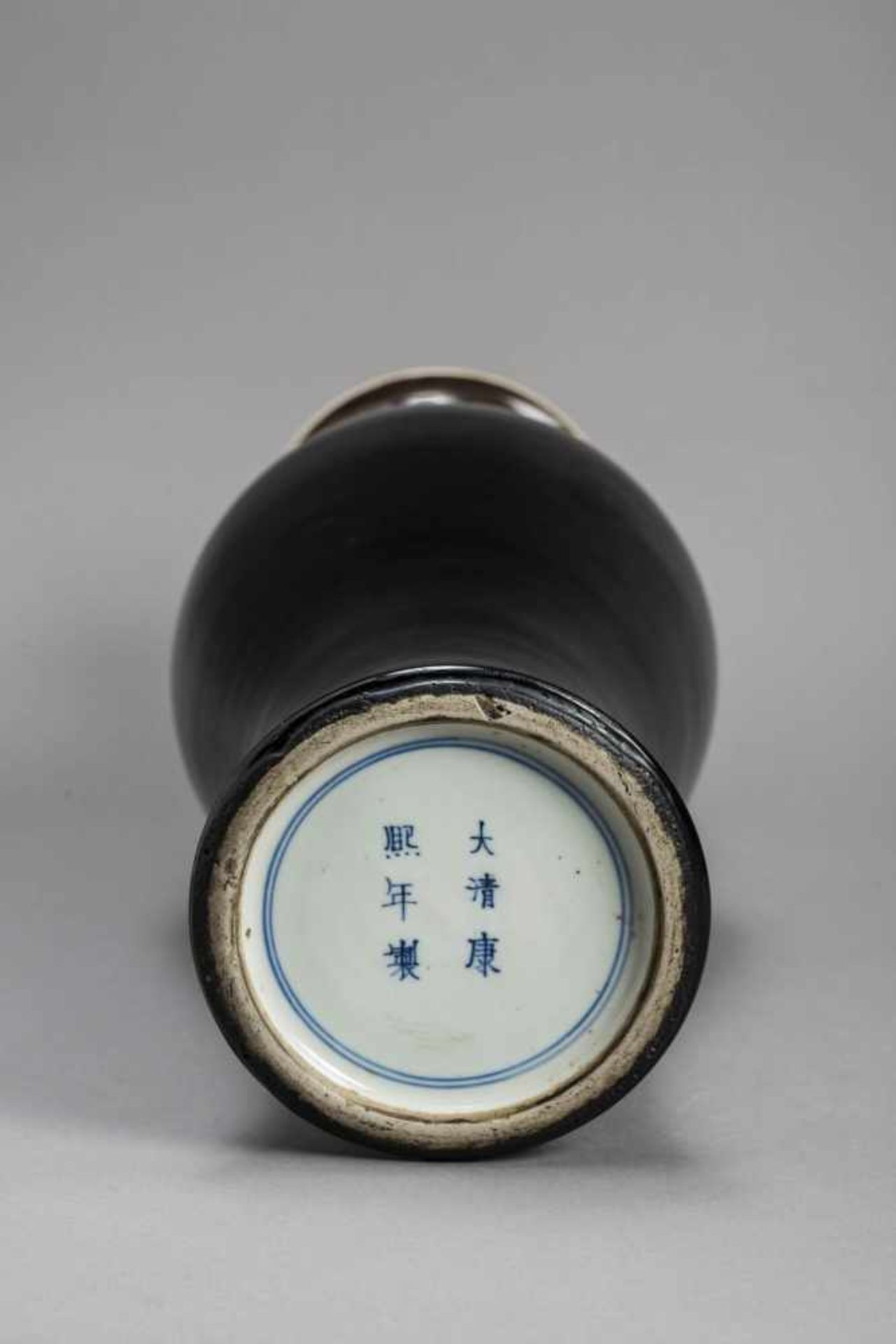 A MIRROR BLACK ‘YEN YEN’ BALUSTER VASE WITH ‘SECRET DECORATION’, KANGXI MARK Porcelain with white - Image 5 of 5