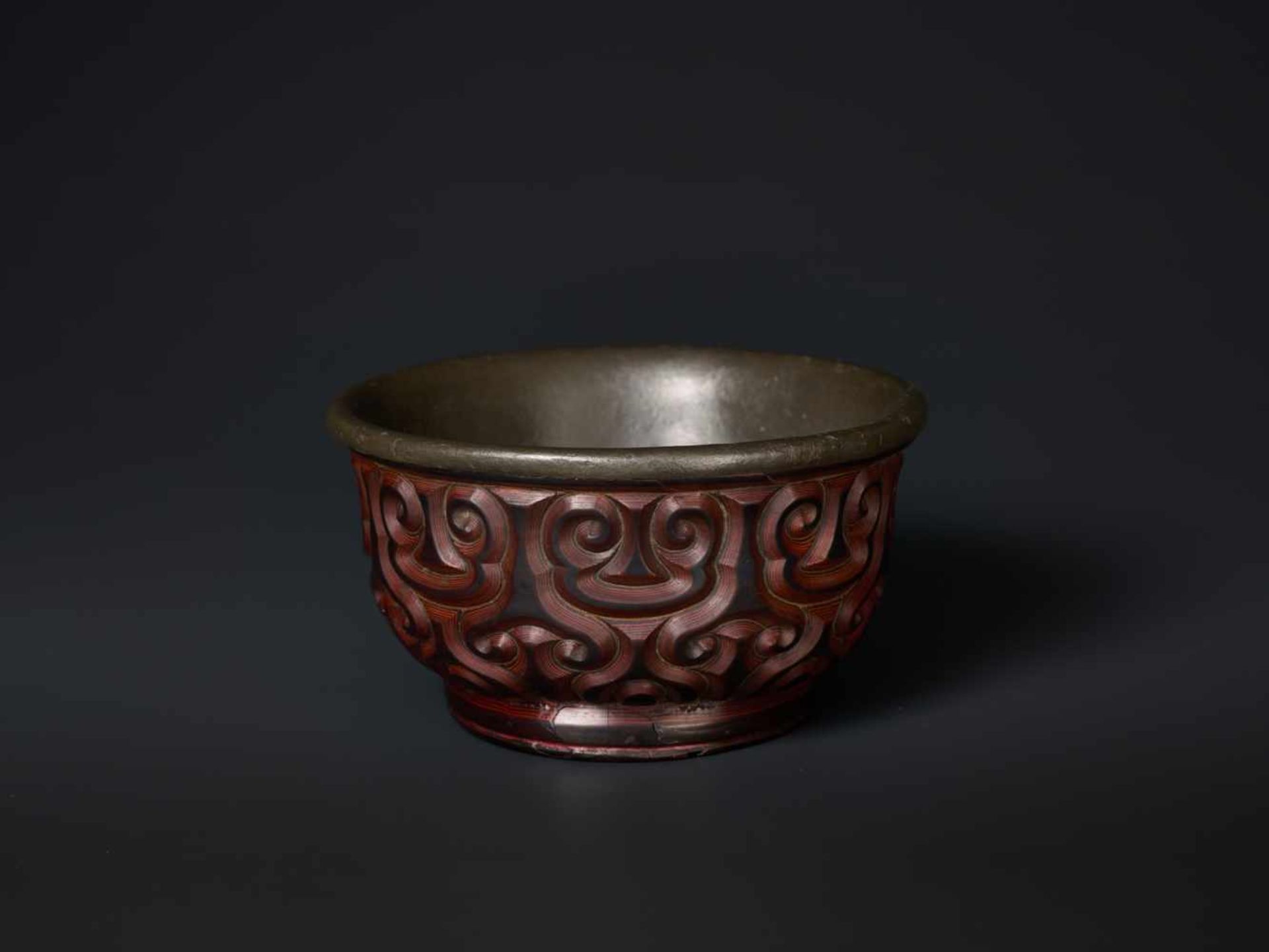 A SONG DYNASTY TIXI LACQUER BOWL WITH PEWTER LINING Multi-layered lacquer, interior lined with - Bild 2 aus 7