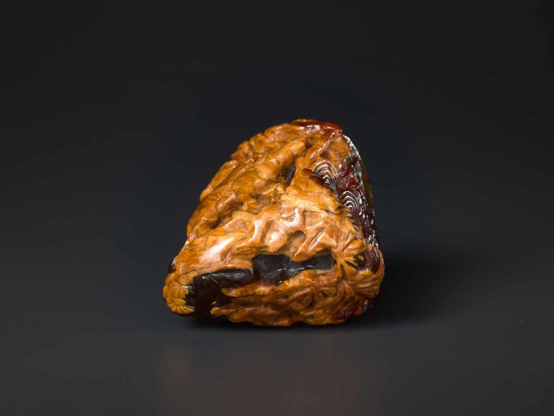 AN 18th CENTURY AMBER PEBBLE CARVING ‘VILLAGE LIFE’ Amber of deep red and caramel color, opaque - Image 6 of 8