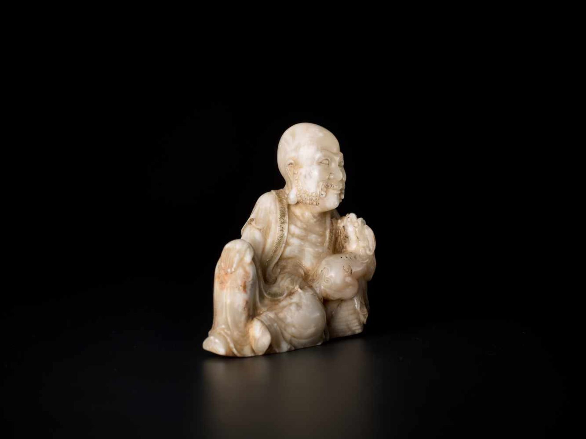 A MASTERLY CARVED 18th CENTURY SOAPSTONE FIGURE OF A LUOHAN WITH QILIN Soapstone of an opaque - Bild 3 aus 7