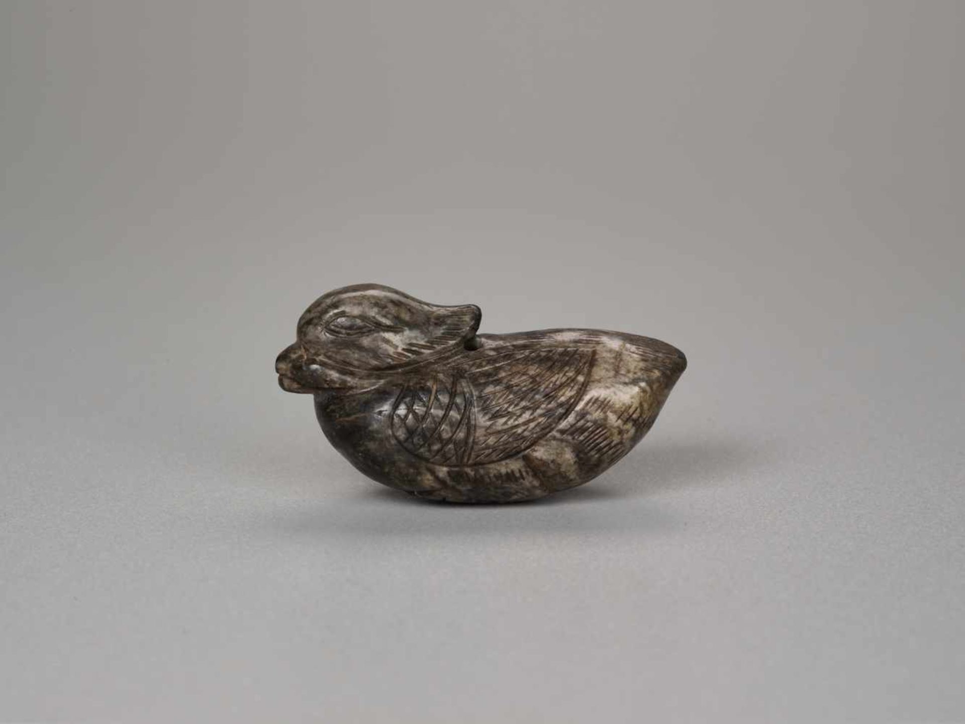 A YUAN / MING DYNASTY MOTTLED JADE TOGGLE OF A MANDARIN DUCK Brown and black mottled jade, smooth - Bild 3 aus 7