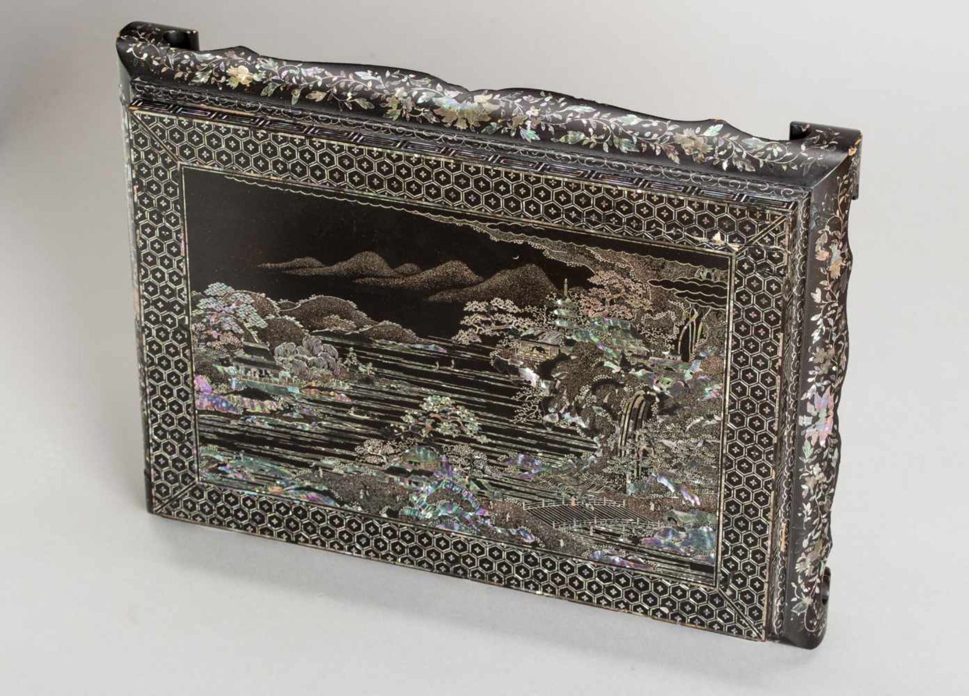 A MOTHER-OF-PEARL AND LACQUER INCENSE STAND, KANGXI Wood with black lacquer coating and inlaid - Bild 3 aus 7