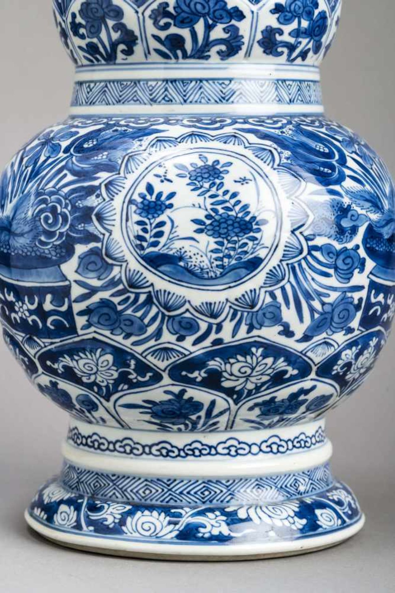 A KANGXI PERIOD BLUE AND WHITE MOULDED ‘YEN YEN’ BALUSTER VASE Porcelain with white glaze and - Image 4 of 9