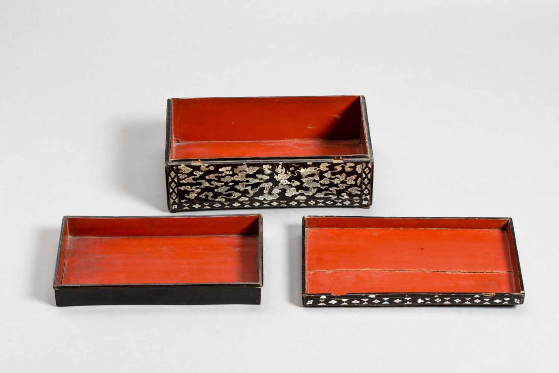 A RARE JOSEON STATIONARY BOX WITH INLAID DRAGONS, 15th – 16th CENTURY Lacquered wood with mother - Bild 8 aus 10