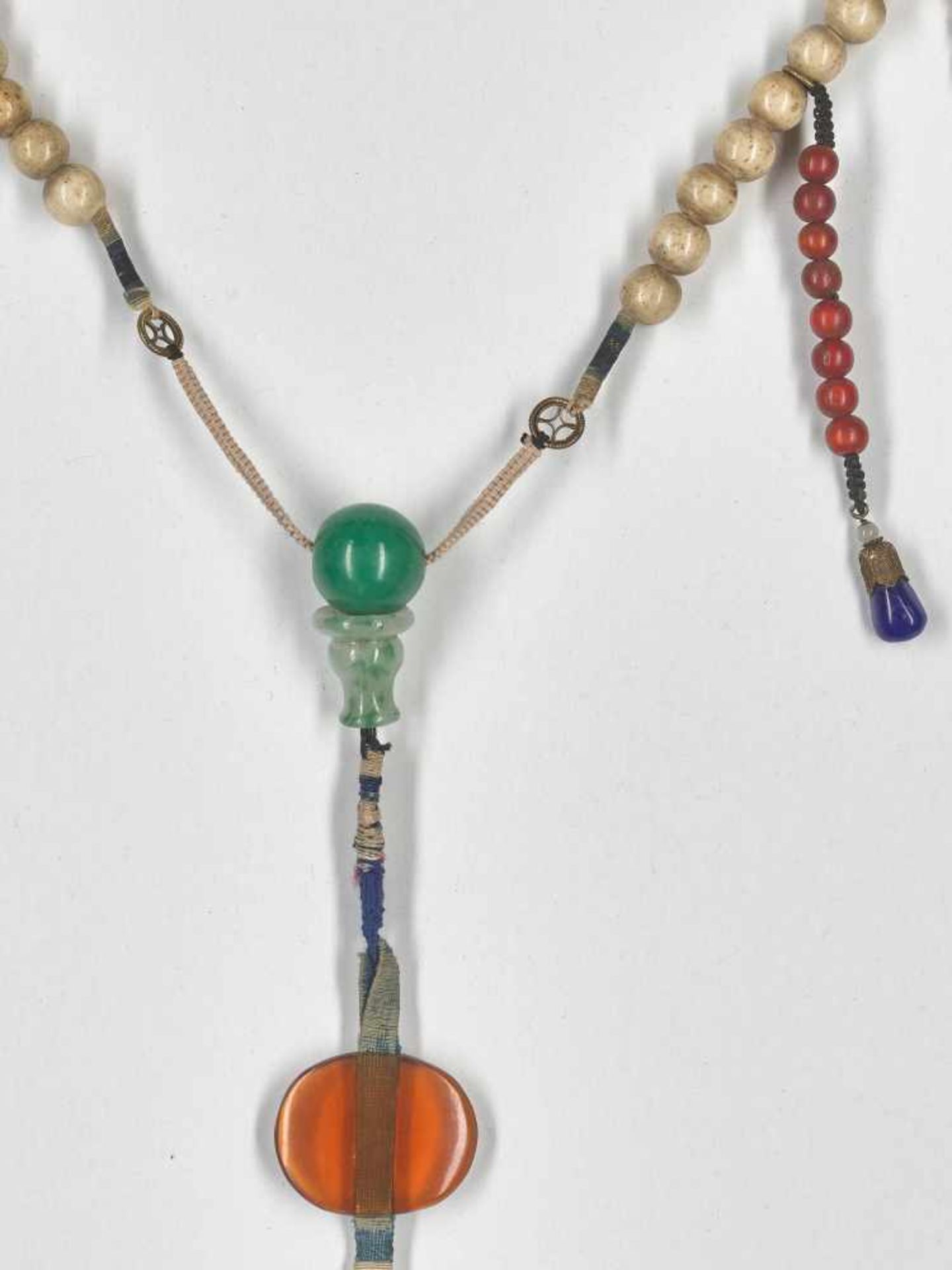 A GLASS AND ANTLER BEAD COURT NECKLACE, QING DYNASTY Beads of carved and partially stained antler - Image 4 of 5