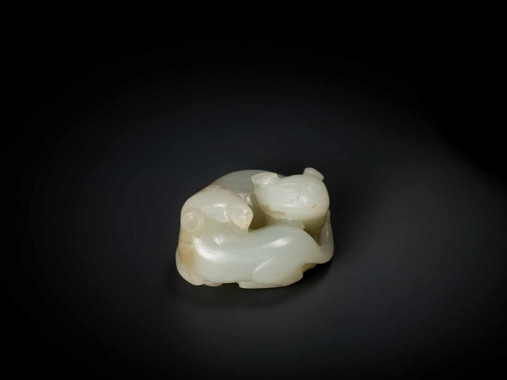 A QING DYNASTY PALE CELADON JADE CARVING OF TWO CATS Light celadon jade with ochre and milky white - Bild 4 aus 6