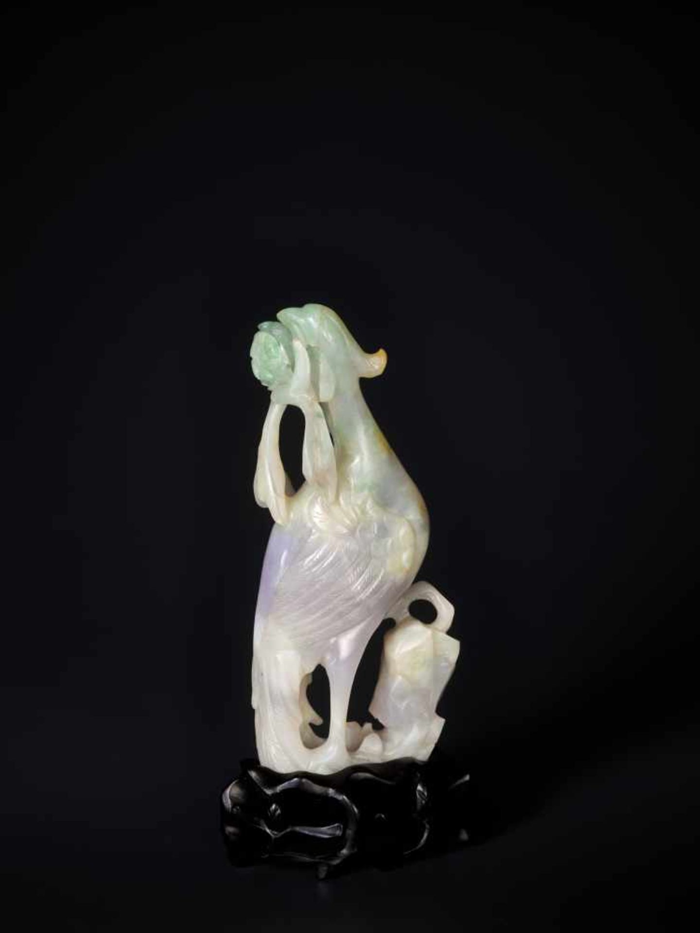 A JADEITE SCULPTURE OF A PHEONIX WITH PEONY, 1900s Jadeite in white, lilac, russet, and green hues - Bild 2 aus 6