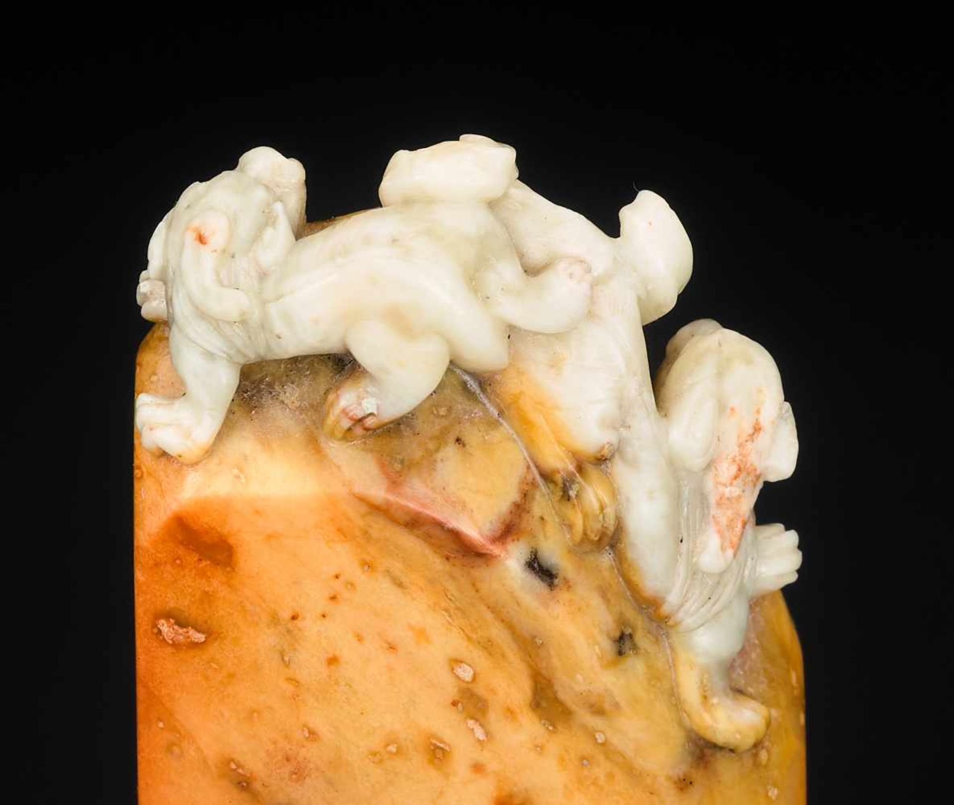 A QING DYNASTY SHOUSHAN ORANGE AND GREY SOAPSTONE SEAL WITH BUDDHIST LIONS Soapstone in orange and - Image 2 of 9