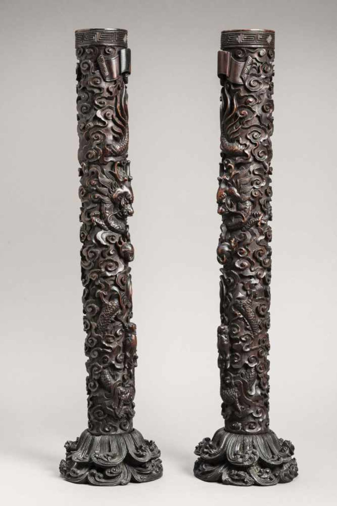A PAIR OF ZITAN ‘TWO-DRAGON' CANDLESTICKS ON STANDS, QING DYNASTY The Zitan wood with its typical “ - Bild 13 aus 13