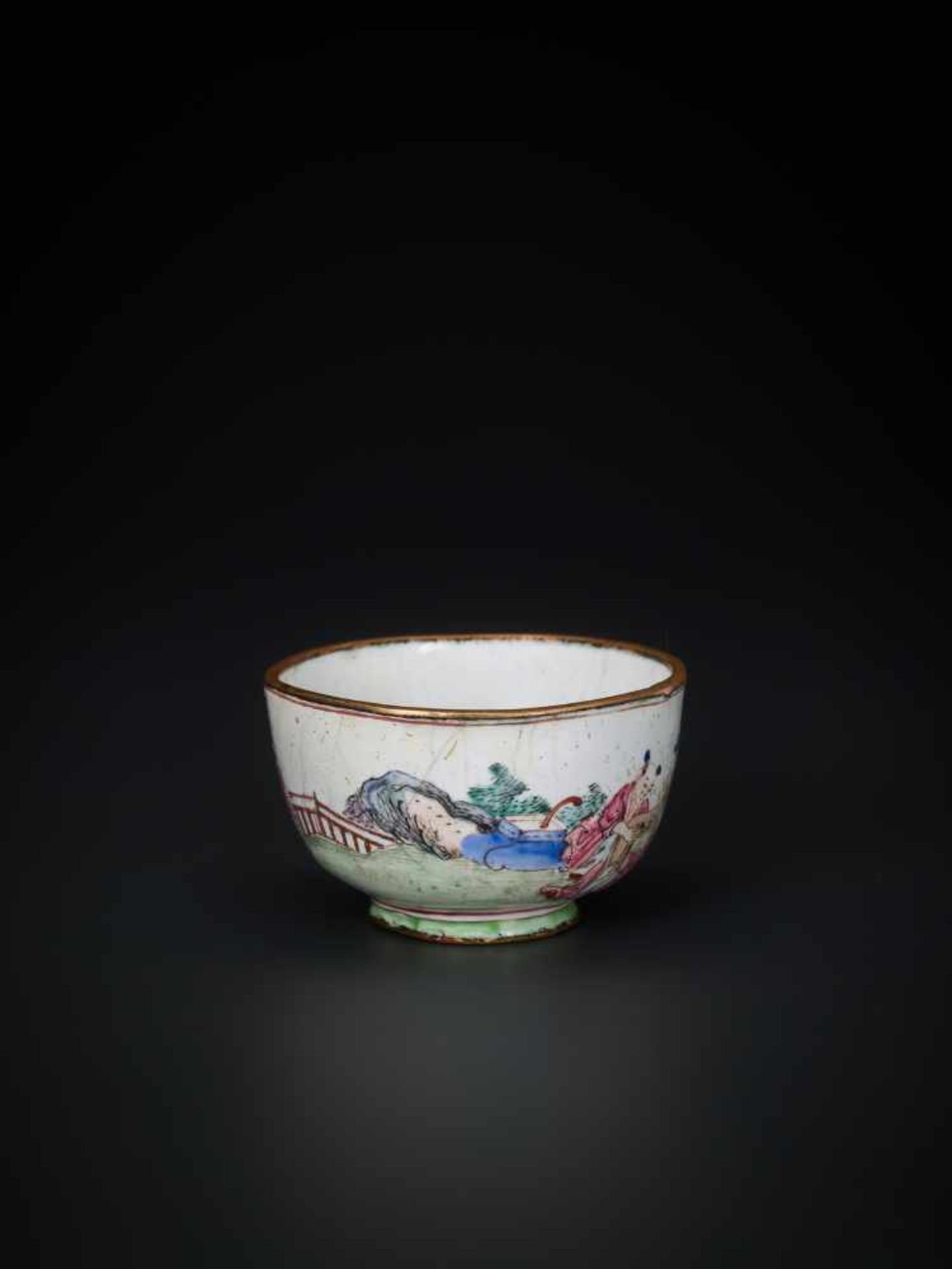 AN 18th CENTURY CANTON ENAMEL MINIATURE WINE CUP WITH SCHOLARS Enamel on bronze, multicolored - Image 5 of 7