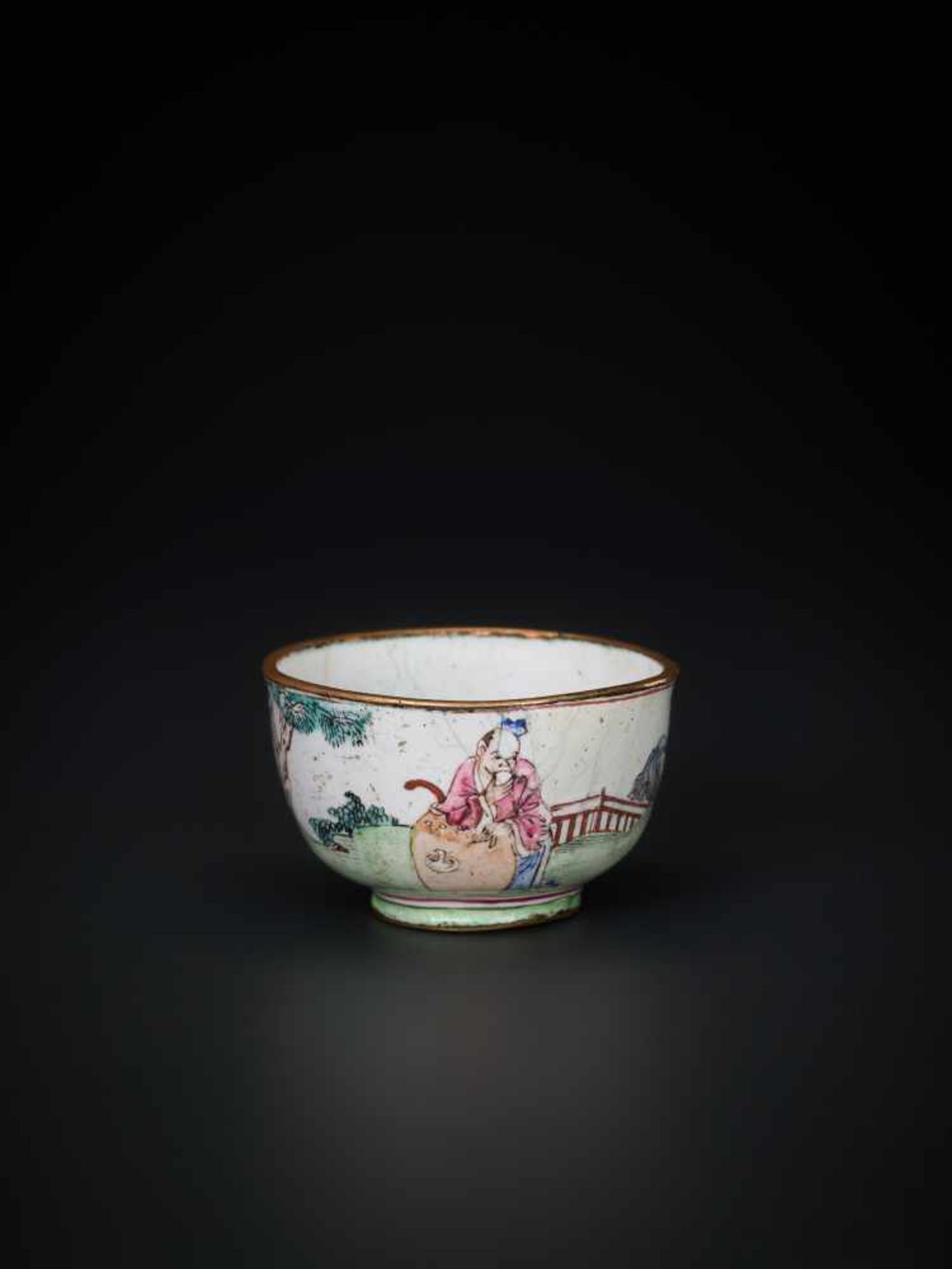 AN 18th CENTURY CANTON ENAMEL MINIATURE WINE CUP WITH SCHOLARS Enamel on bronze, multicolored - Bild 3 aus 7