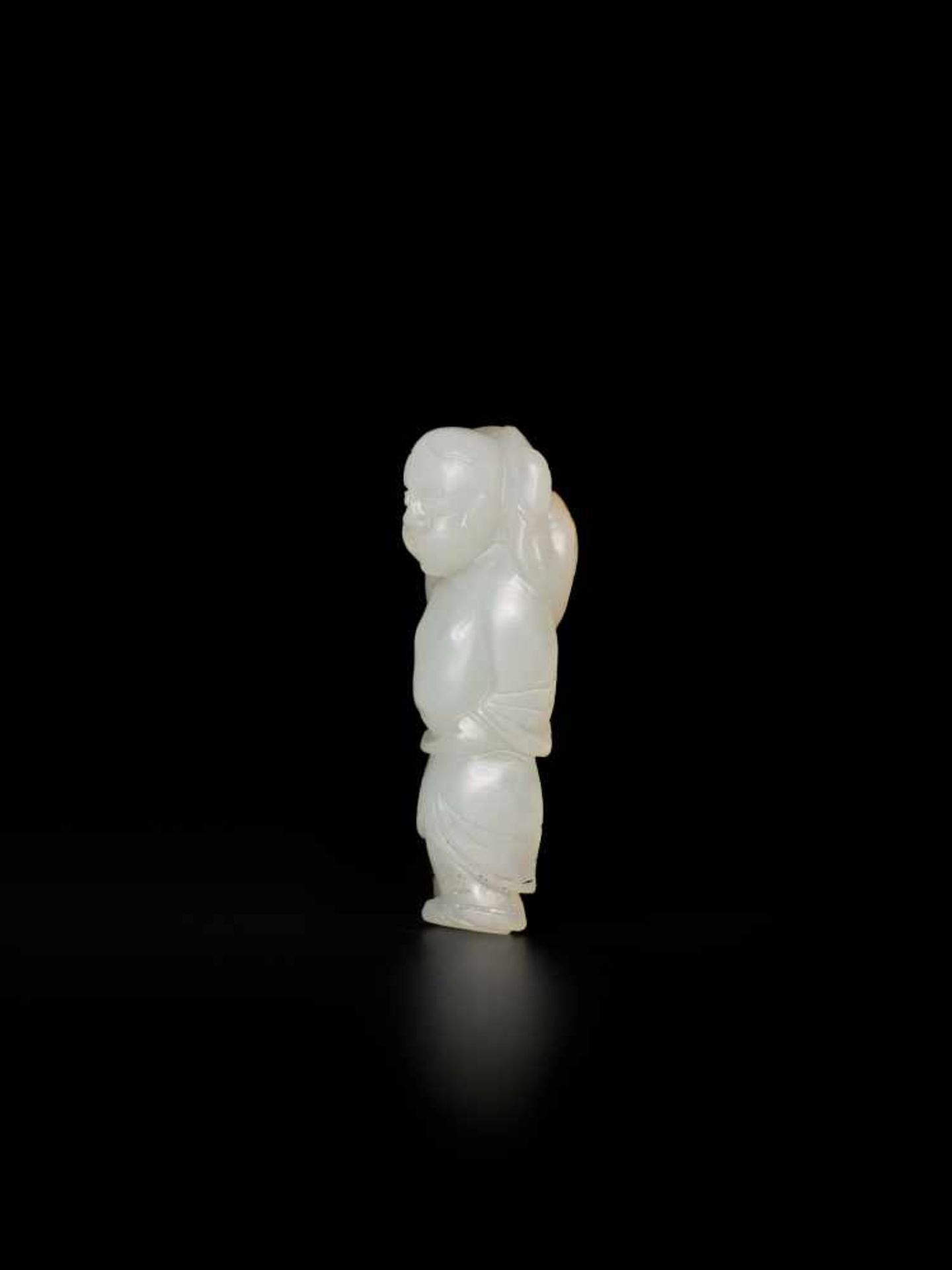 A WHITE JADE QING DYNASTY ‘LUCKY GOD’ MINIATURE PENDANT White jade with ochre colored inclusions - Bild 3 aus 6