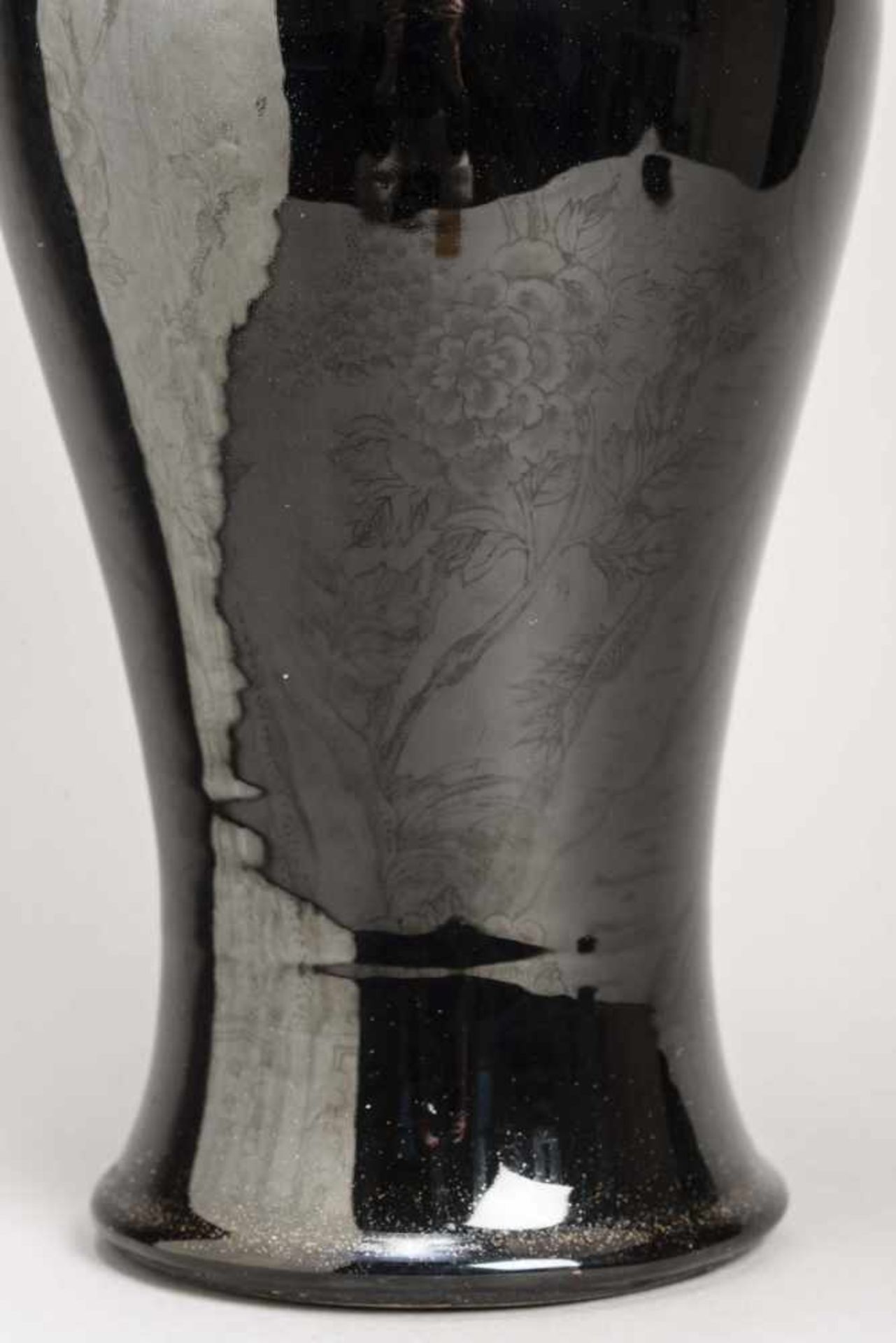 A MIRROR BLACK ‘YEN YEN’ BALUSTER VASE WITH ‘SECRET DECORATION’, KANGXI MARK Porcelain with white - Image 4 of 5