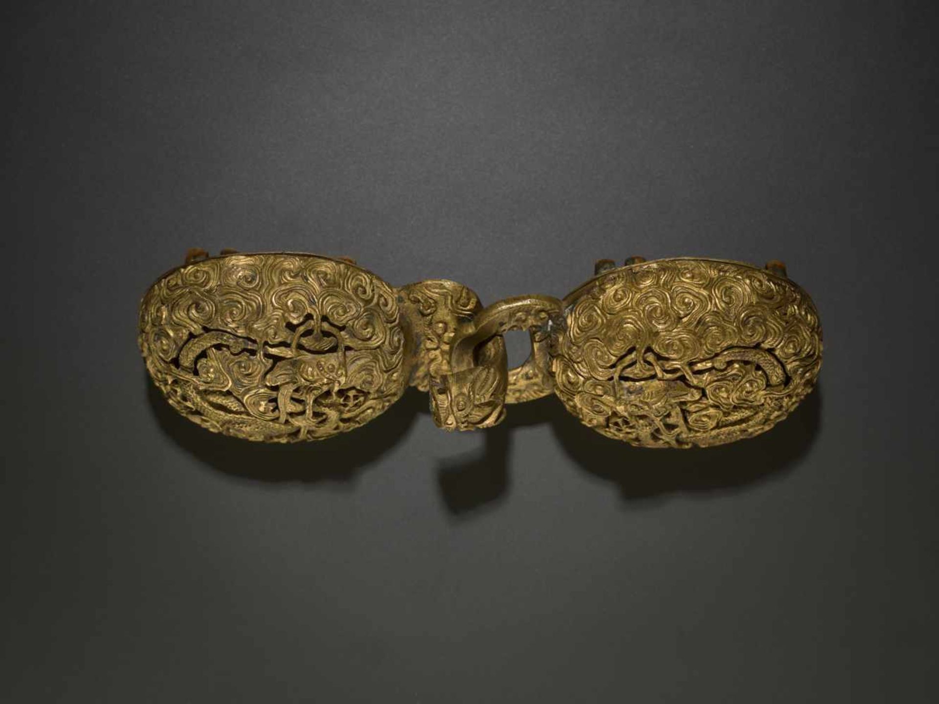 A RETICULATED BRONZE ‘DRAGON’ BELT BUCKLE, QING DYNASTY, 18TH CENTURY Bronze with original - Bild 3 aus 5