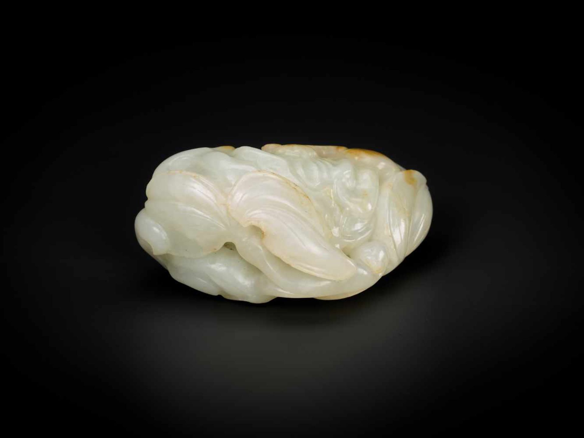 A QING DYNASTY WHITE AND RUSSET JADE ‘BAT AND LOTUS’ GROUP White jade with sparse russet inclusions, - Bild 5 aus 7