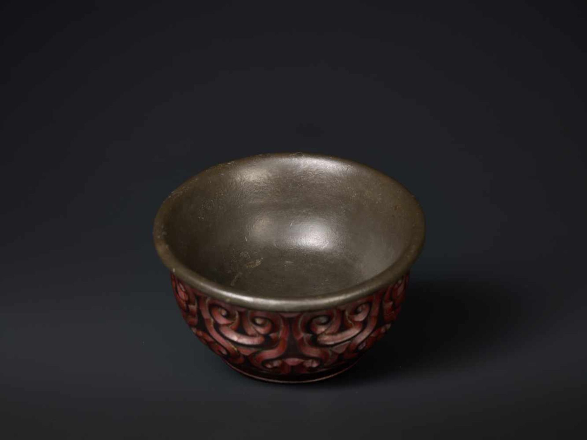 A SONG DYNASTY TIXI LACQUER BOWL WITH PEWTER LINING Multi-layered lacquer, interior lined with - Bild 5 aus 7