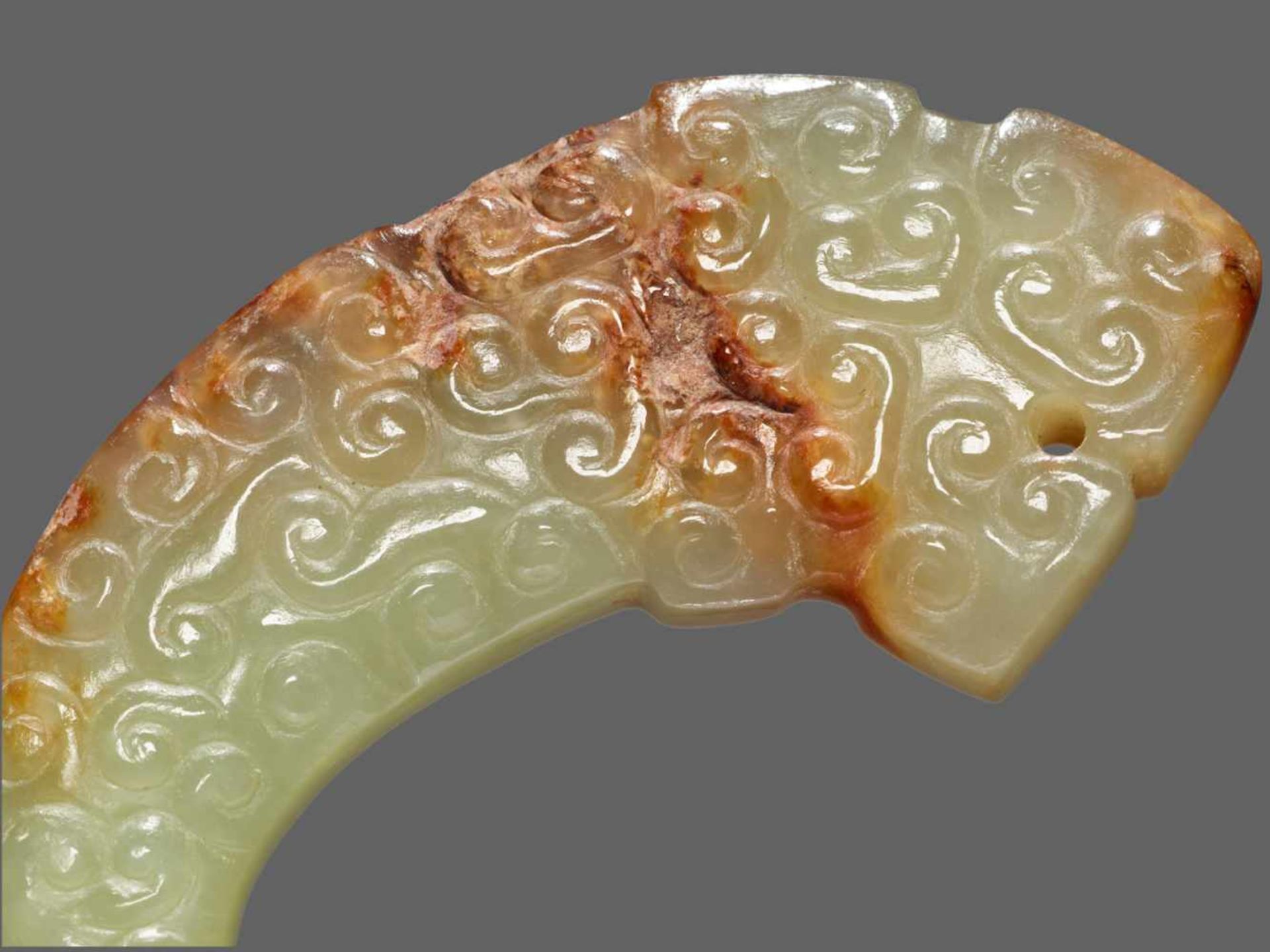 A FINE TINY DRAGON-SHAPED PENDANT IN HIGHLY POLISHED LIGHT GREEN JADE Jade. China, Eastern Zhou, - Image 5 of 8