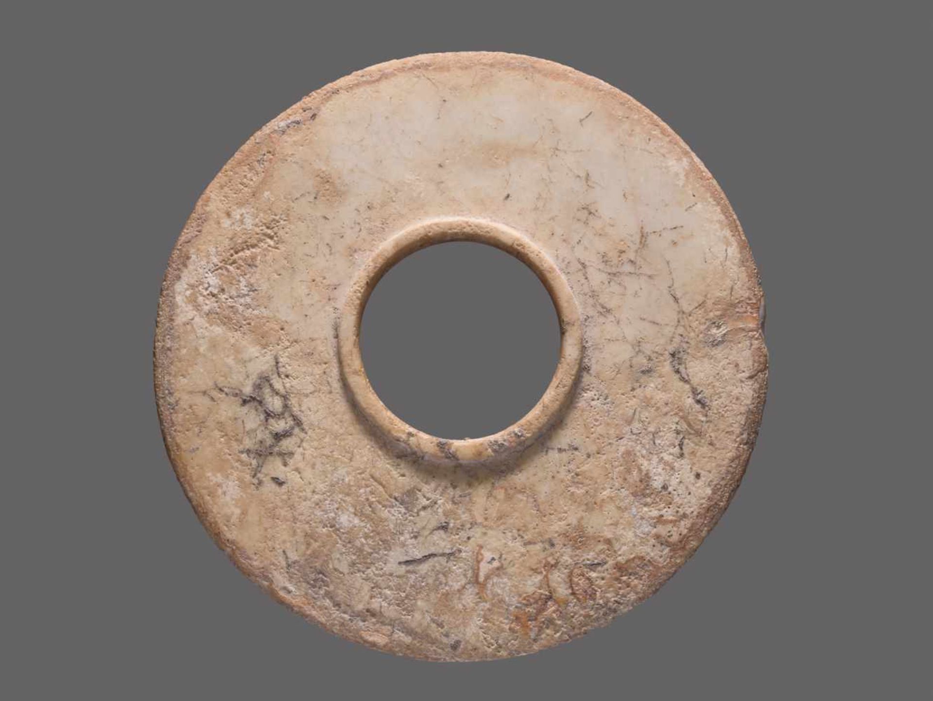 A GROUP OF TWO HEAVILY ALTERED SHANG PERIOD JADE DISCS AND A RING, ALL WITH A BEAUTIFUL - Bild 9 aus 14