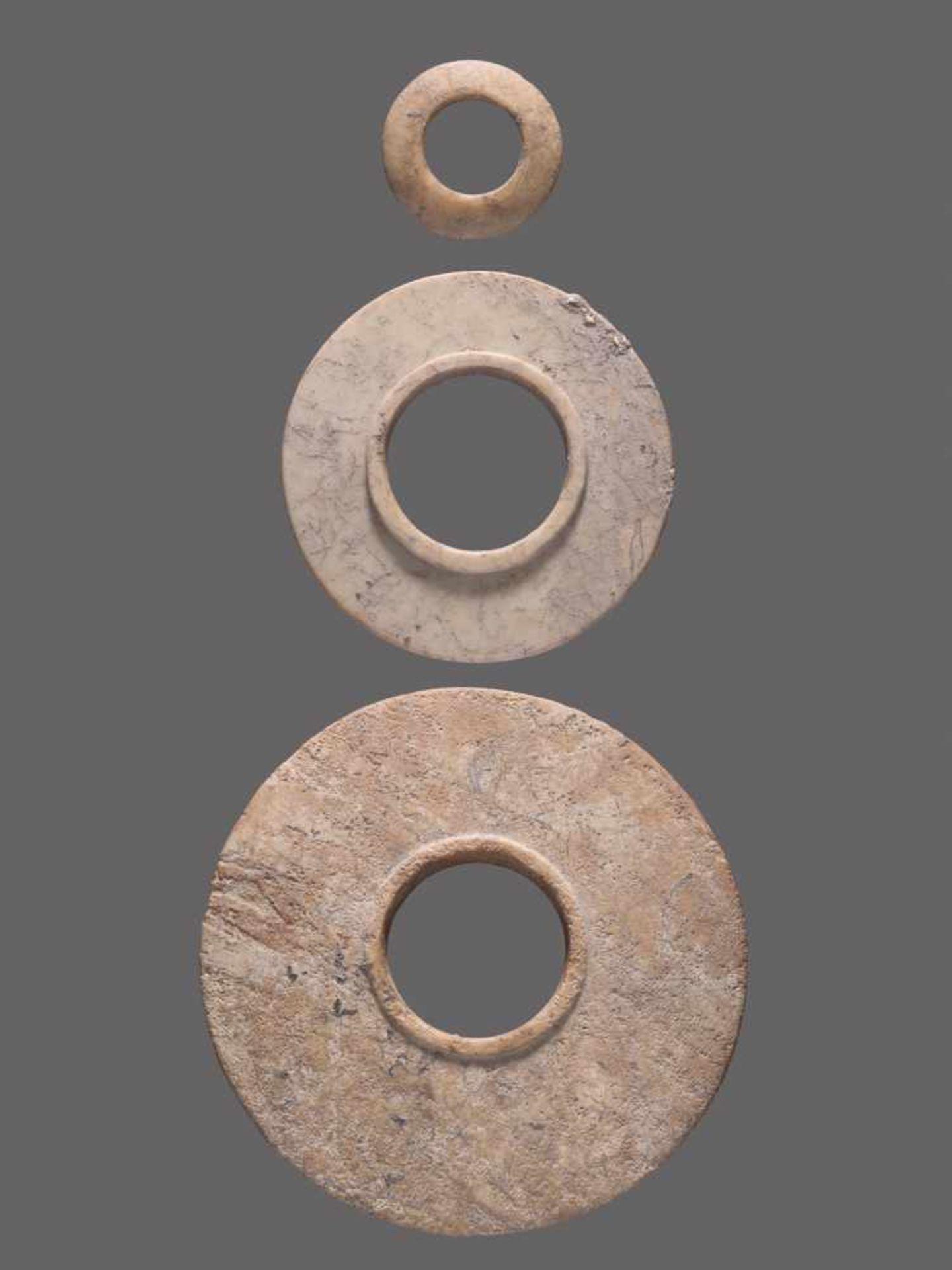 A GROUP OF TWO HEAVILY ALTERED SHANG PERIOD JADE DISCS AND A RING, ALL WITH A BEAUTIFUL - Image 7 of 14