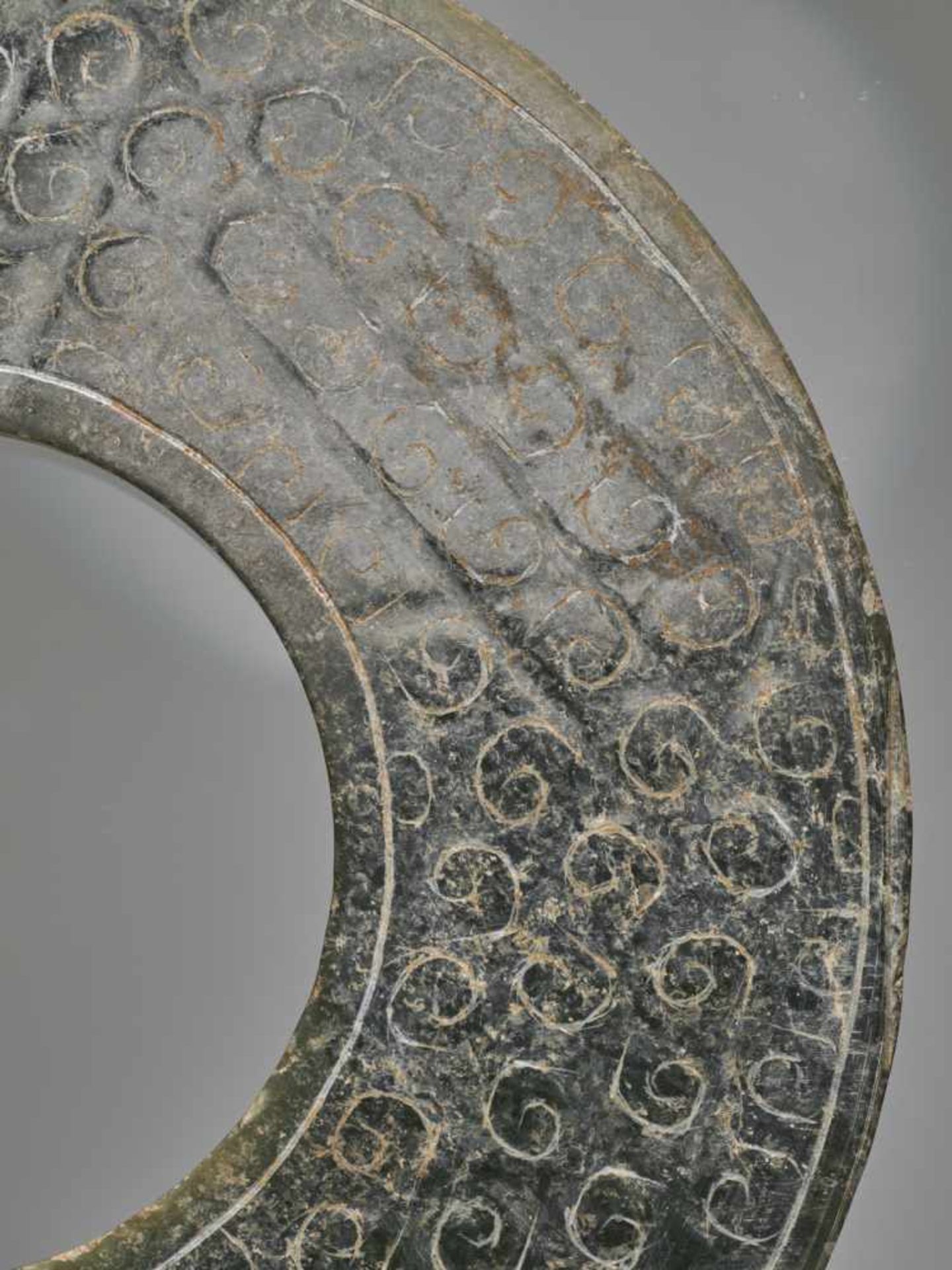 A SHINY GREEN DISC WITH A DELICATE PATTERN OF INCISED SCROLLS Jade. China, Han Dynasty, 2nd - Image 4 of 10