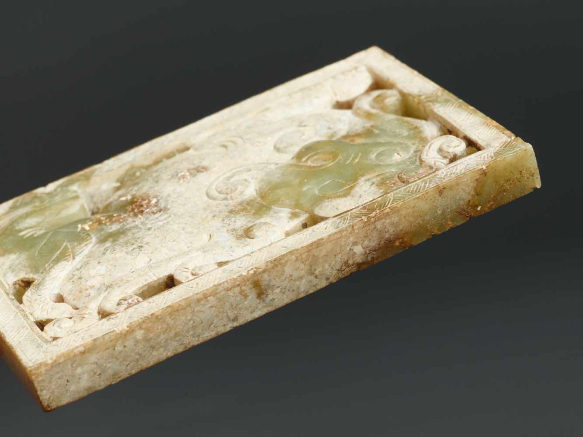 A RECTANGULAR PLAQUE IN CELEADON COLOURED JADE WITH AN ELEPHANT CARVED IN OPENWORK Jade. China, - Bild 5 aus 10