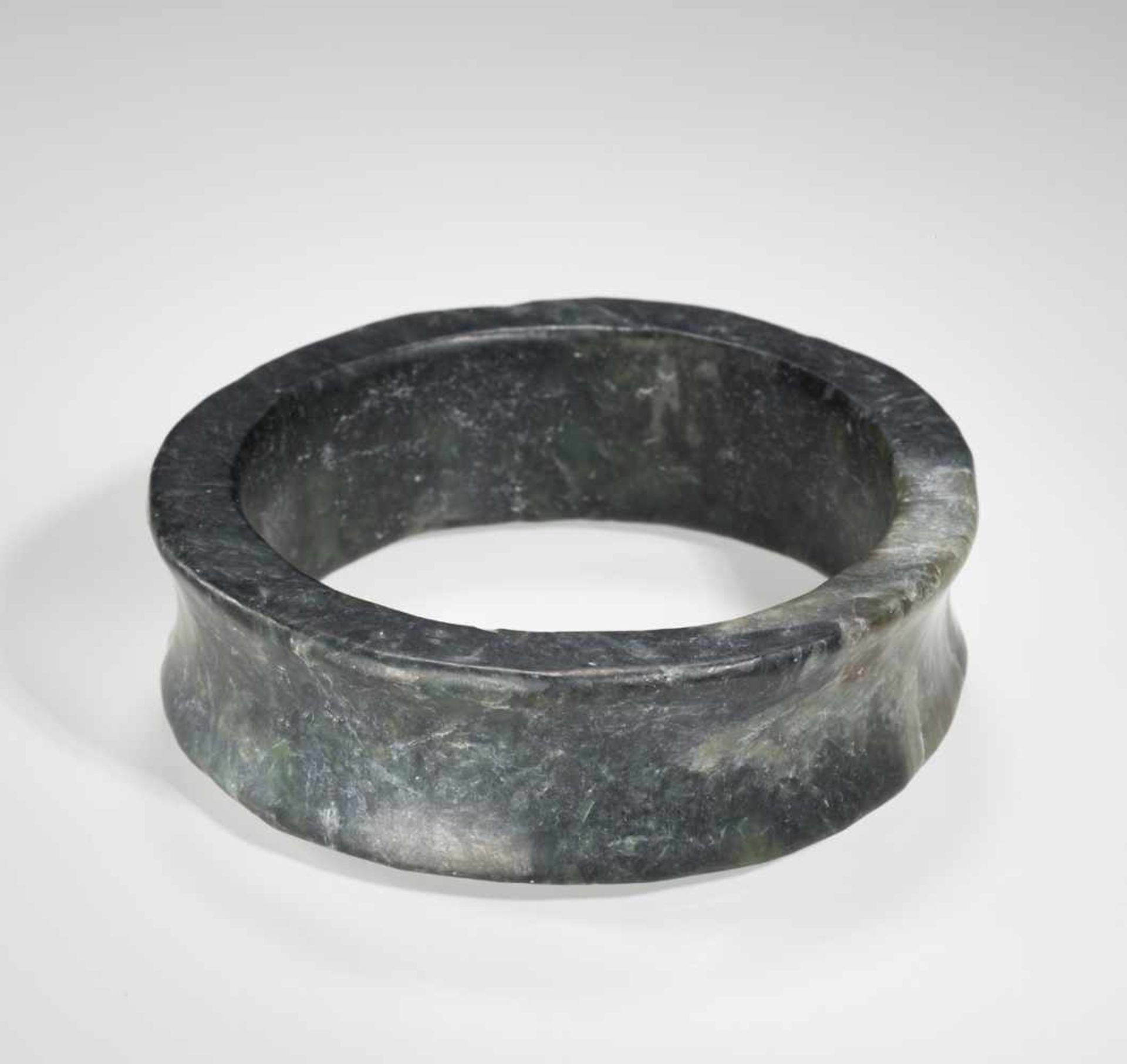 AN ELEGANT NEOLITHIC BRACELET IN DARK GREEN JADE WITH A SMOOTH CONCAVE BORDER Jade. China, Late - Image 11 of 14