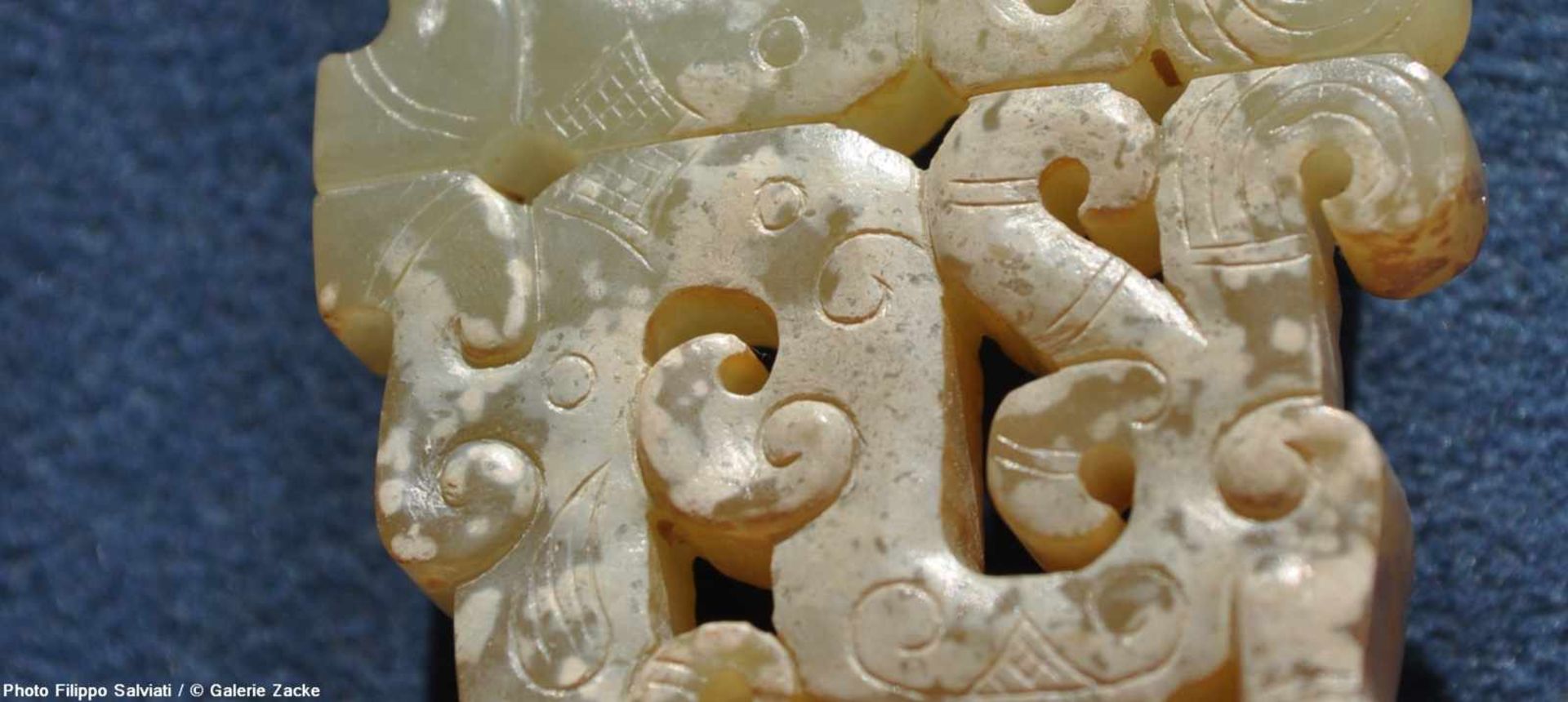 A BEAUTIFUL EASTERN ZHOU ORNAMENT WITH AN OPENWORK PATTERN OF DRAGONS Jade. China, Eastern Zhou, 5th - Image 11 of 11