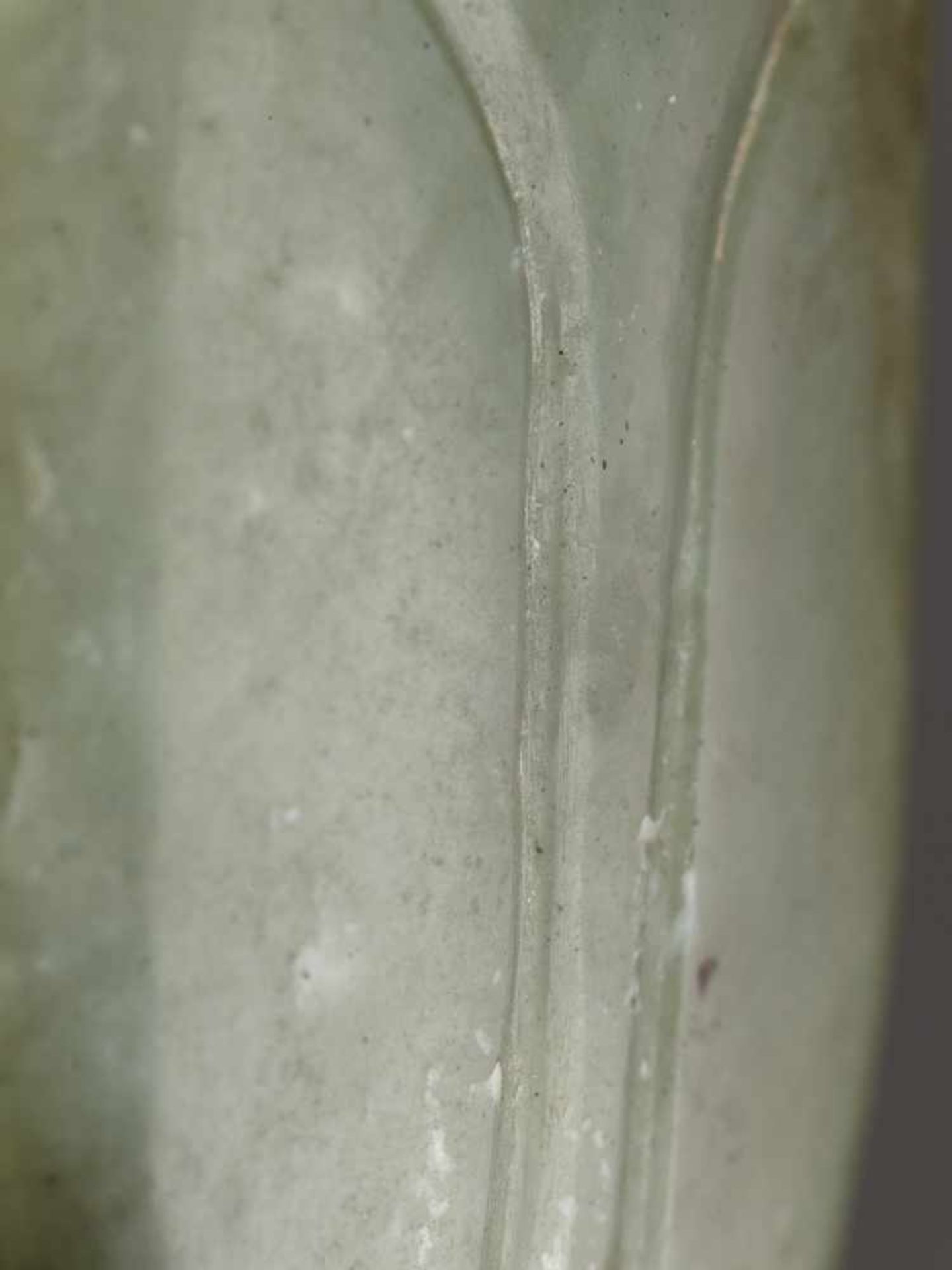 A SUPERB HAN CICADA IN LIGHT GREEN JADE Jade. China, Han Dynasty, 2nd - 1st century BC 玉蟬 -漢代, - Bild 4 aus 7