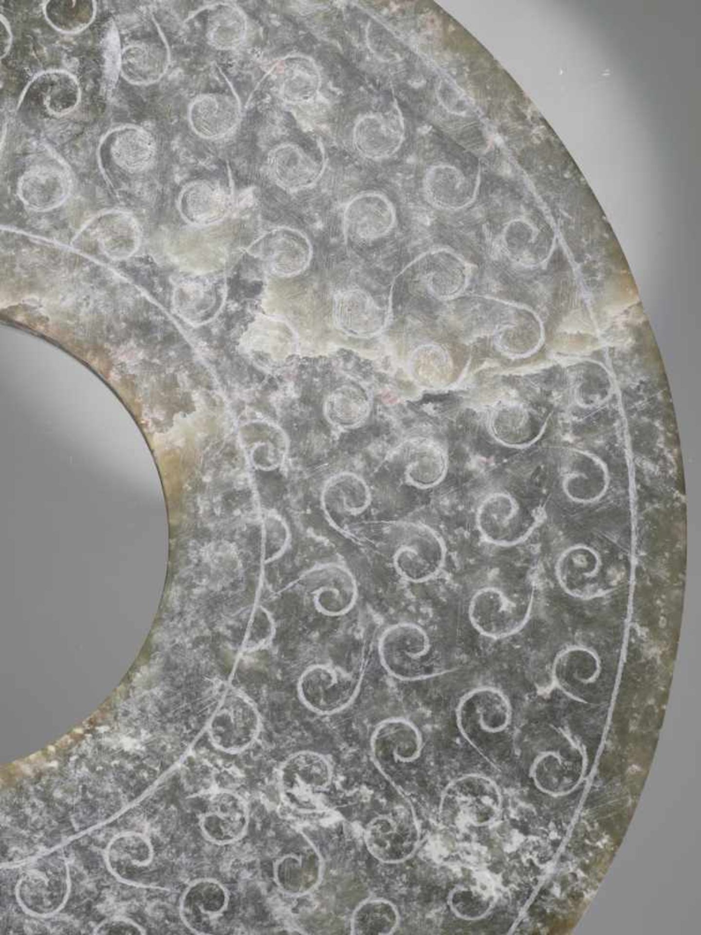 A REFINED CHARCOAL GREY DISC WITH ENGRAVED CURLS Jade. China, Han Dynasty, 2nd century BC 穀紋玉璧 - 漢代, - Image 6 of 8