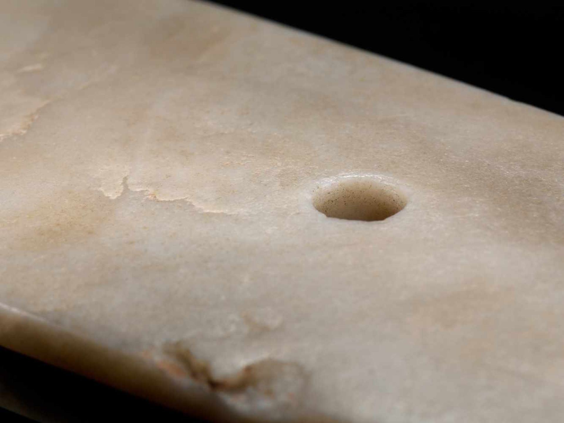 A SMOOTH AND ATTRACTIVE QIJIA CULTURE BLADE OF TRAPEZOIDAL FORM IN WHITE JADE Jade. China, Early - Image 4 of 7