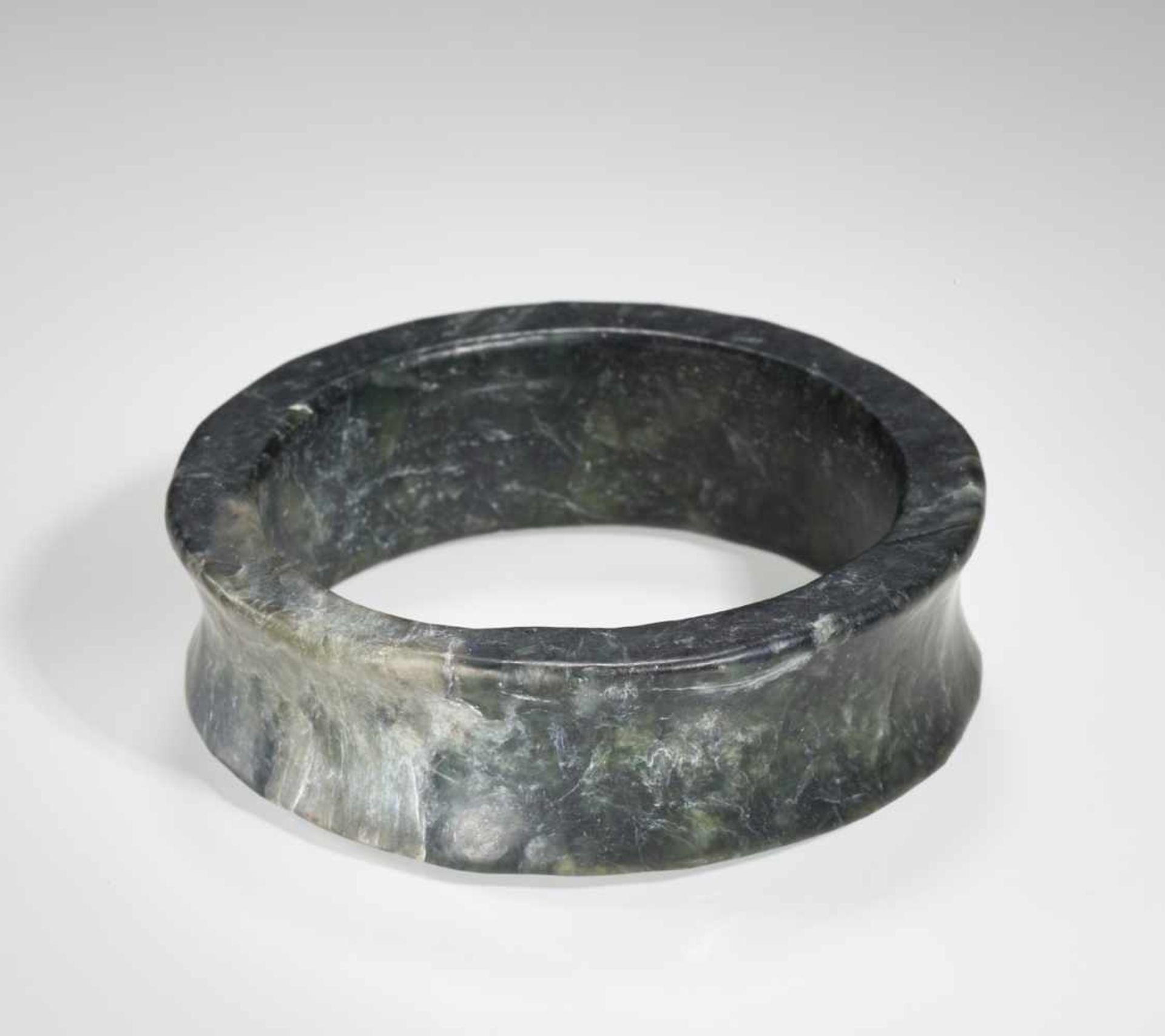 AN ELEGANT NEOLITHIC BRACELET IN DARK GREEN JADE WITH A SMOOTH CONCAVE BORDER Jade. China, Late - Image 7 of 14